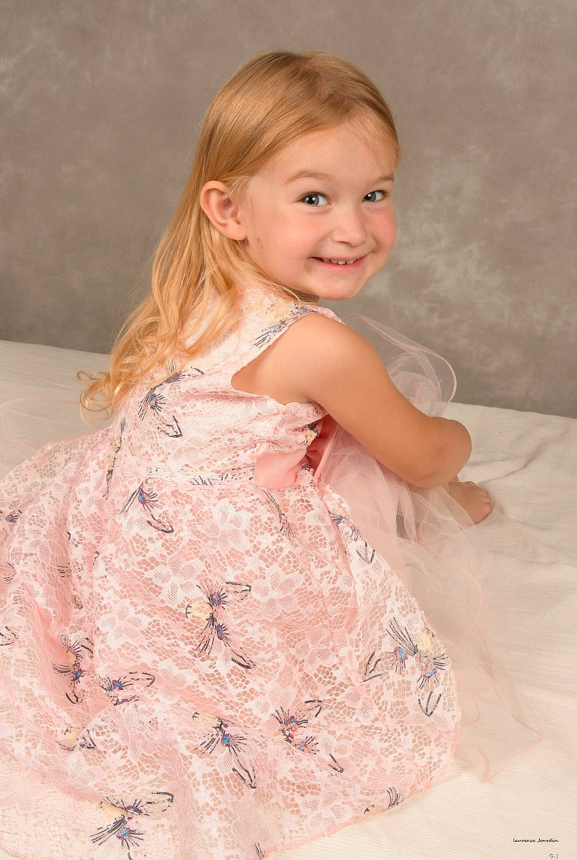 Mia participe au concours pour gagner de l'argent avec cette photo : arm, baby_toddler_clothing, day_dress, dress, embellishment, eye, face, flash_photography, gown, hair, happy, human_body, iris, joy, one_piece_garment, person, pink, skin, sleeve, smile