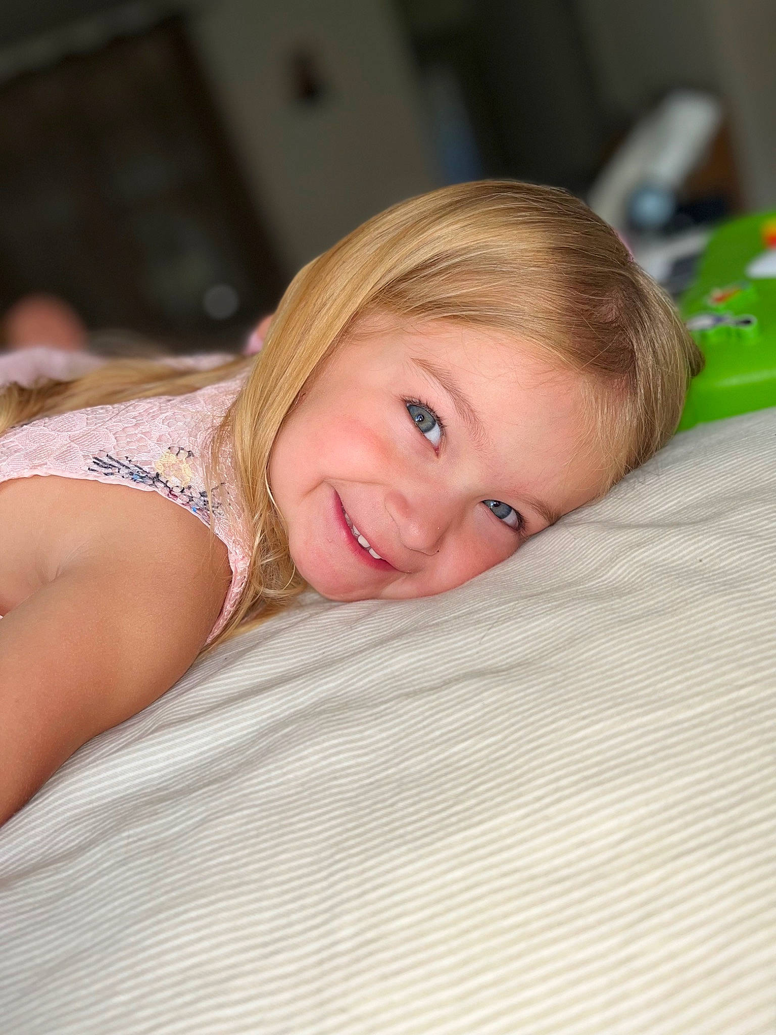 Mia a rejoint le concours — aidez-le/la à gagner de superbes lots ! blond, brown_hair, cheek, child, comfort, eye, flash_photography, floor, flooring, fun, grass, happy, hardwood, human_leg, joy, linens, nose, person, skin, smile