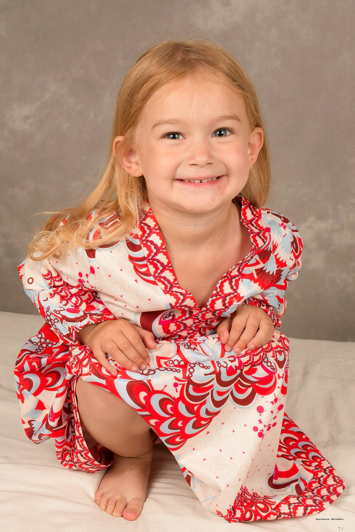 Mia participe au concours pour gagner de l'argent avec cette photo : baby_toddler_clothing, cheek, chin, dress, eye, face, flash_photography, fun, hair, happy, human_body, human_leg, iris, joy, lip, neck, person, skin, sleeve, smile