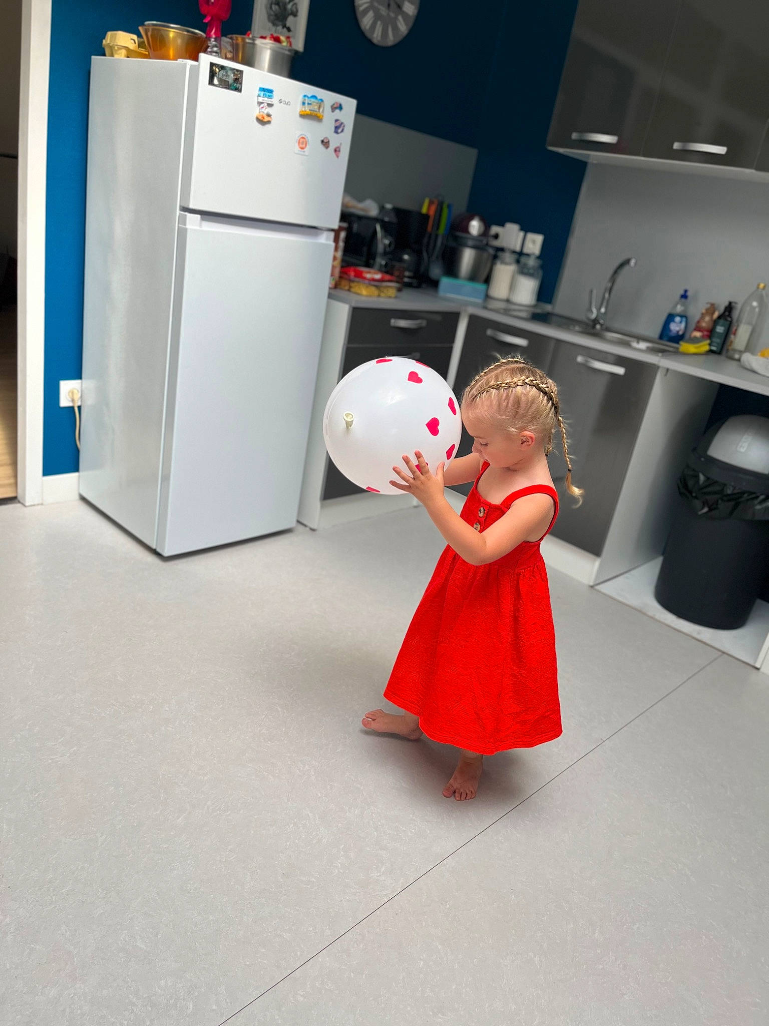 Mia participe au concours pour gagner de l'argent avec cette photo : automotive_design, baby, carmine, child, countertop, design, fictional_character, floor, flooring, fun, home_appliance, joint, leg, machine, party_supply, person, play, recreation, room, toddler