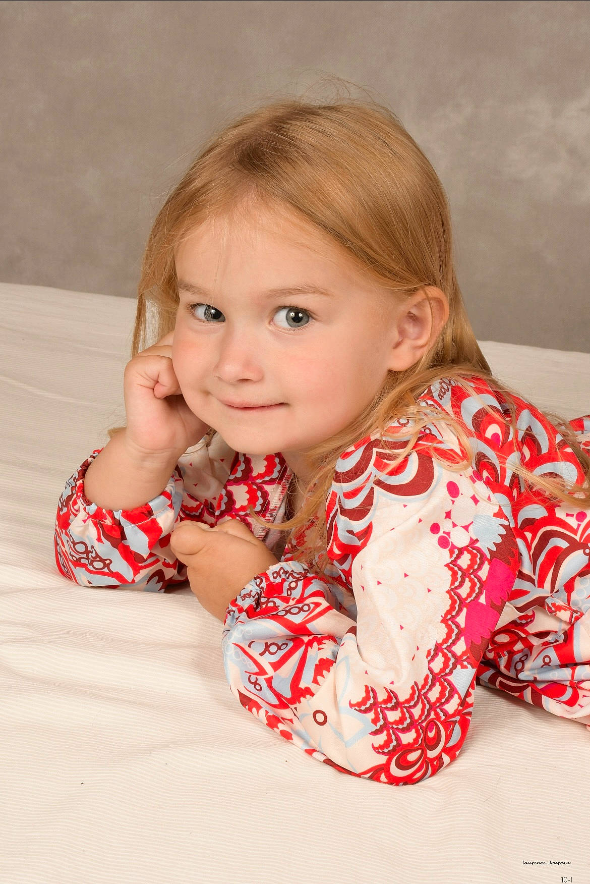 Mia a rejoint le concours — aidez-le/la à gagner de superbes lots ! baby_toddler_clothing, blond, brown_hair, cheek, child, collar, comfort, dress, flooring, fun, happy, joy, linens, lip, neck, outerwear, pattern, person, sitting, skin