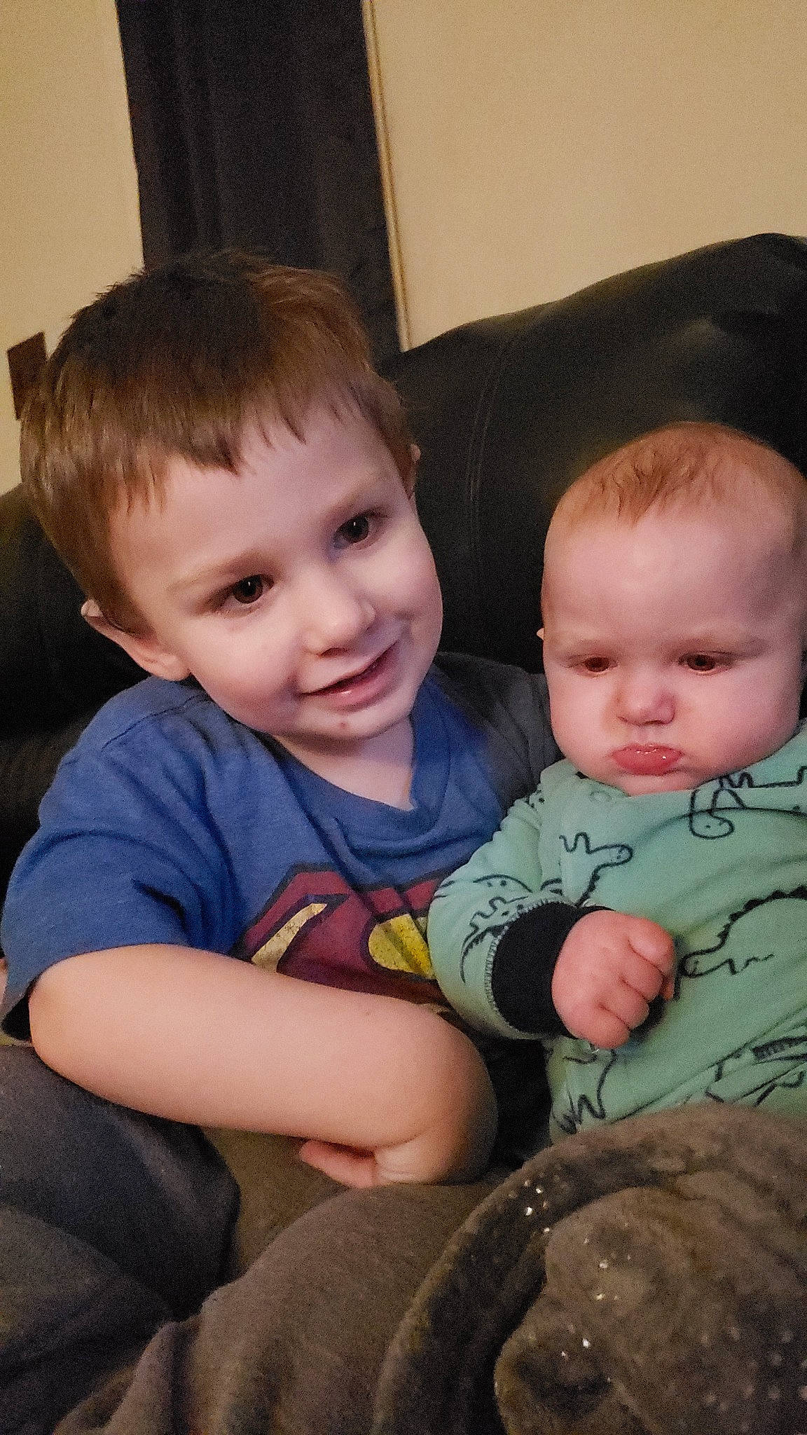 Kamdyn is registered to the contest to win money with this photo: baby, cheek, child, ear, eye, face, finger, head, iris, joy, male, mother, mouth, nose, people, person, sibling, sitting, skin, smile