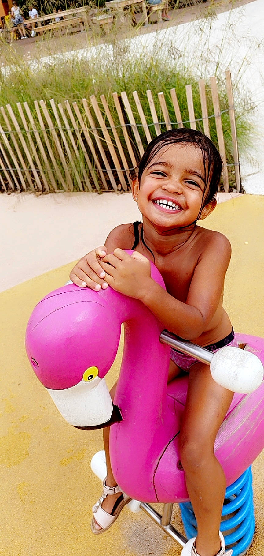 Ambre participe au concours pour gagner de l'argent avec cette photo : abdomen, ball, chest, fence, fun, happy, human_body, human_leg, joy, leisure, magenta, people_in_nature, person, pink, play, playing_with_kids, recreation, skin, smile, swimwear