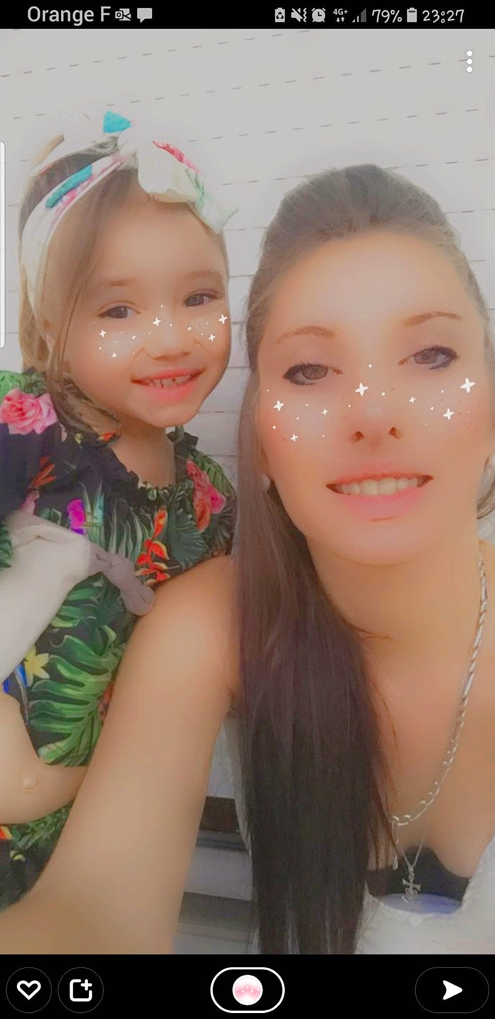 Carmen a rejoint le concours — aidez-le/la à gagner de superbes lots ! black_hair, cheek, chin, cool, eye, eyebrow, eyelash, facial_expression, forehead, hair, hairstyle, happy, iris, joy, lip, mouth, organ, person, pink, skin