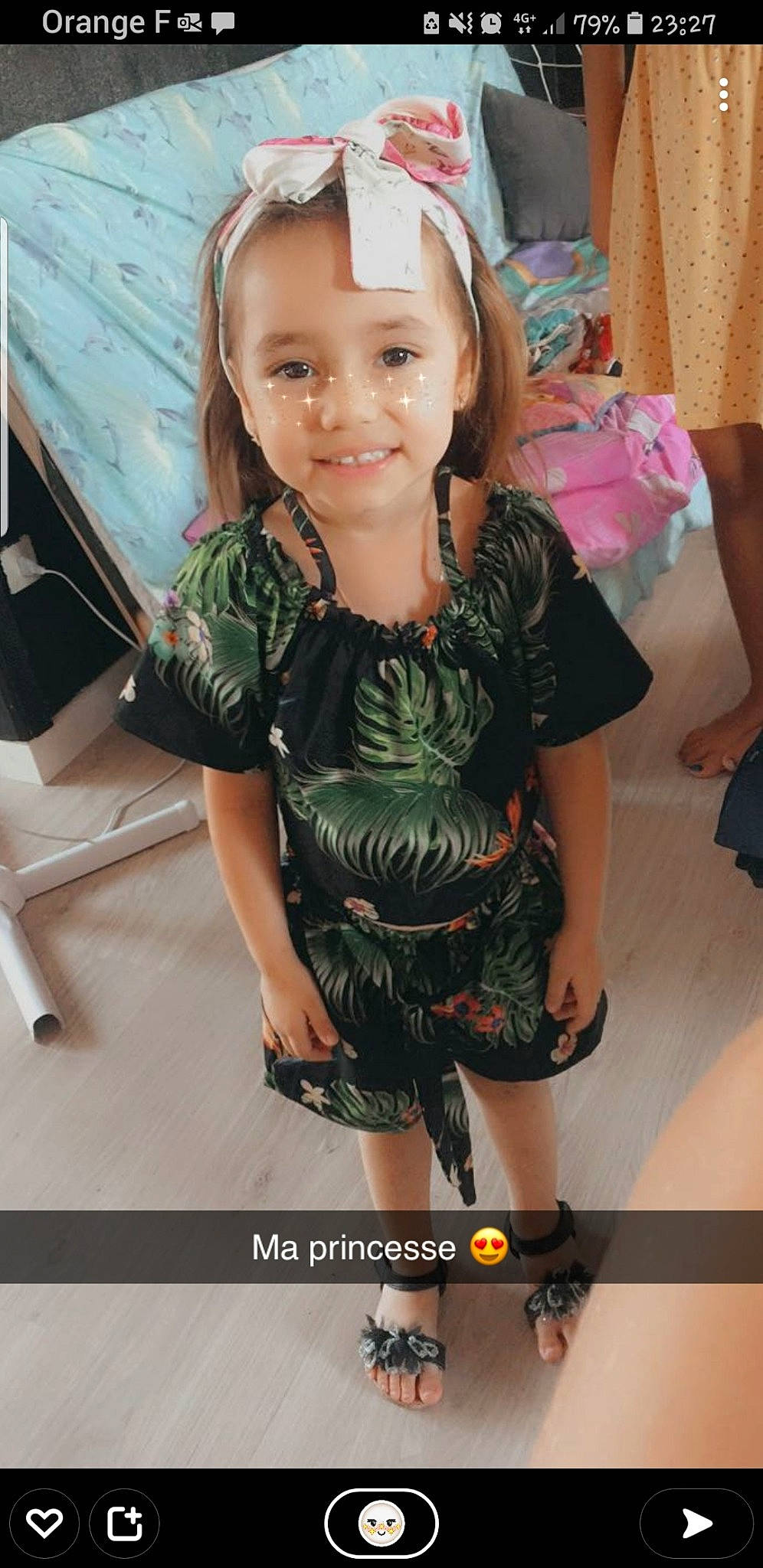 Carmen participe au concours pour gagner de l'argent avec cette photo : chair, computer_keyboard, event, eyebrow, face, fashion_design, finger, fun, hair, happy, human_leg, iris, joy, leg, long_hair, person, shoulder, skin, sleeve, smile