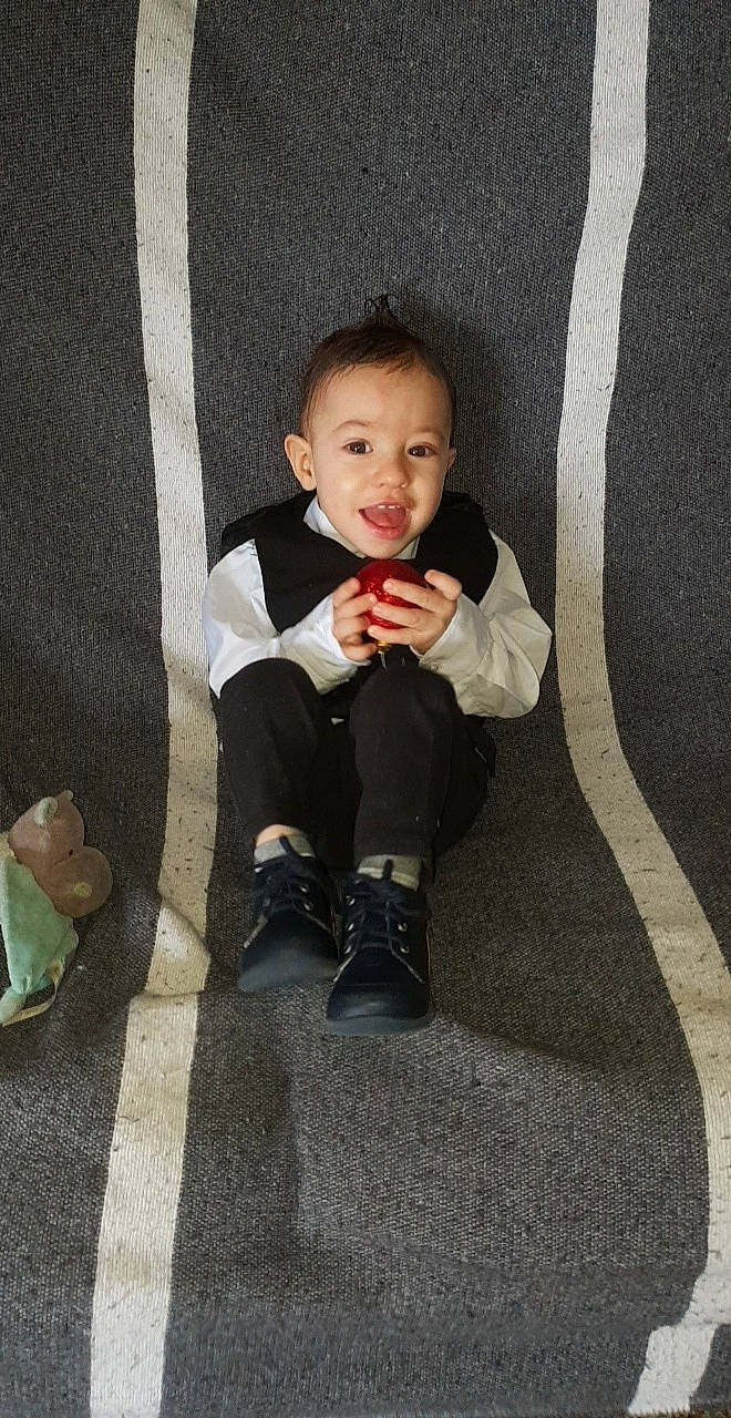 Brandon participe au concours pour gagner de l'argent avec cette photo : baby, baby_toddler_clothing, comfort, face, floor, flooring, formal_wear, human_leg, knee, leg, person, road_surface, sleeve, smile, sneakers, sock, standing, suit, t_shirt, toddler
