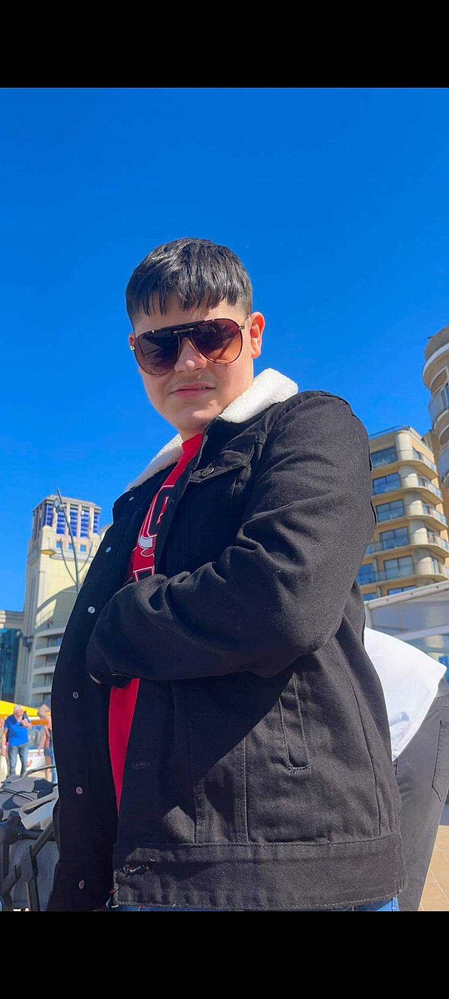 Giuseppe participe au concours pour gagner de l'argent avec cette photo : blazer, building, cool, electric_blue, eyewear, formal_wear, fun, gesture, glasses, goggles, leisure, person, personal_protective_equipment, recreation, sky, sleeve, sunglasses, tourism, travel, vision_care