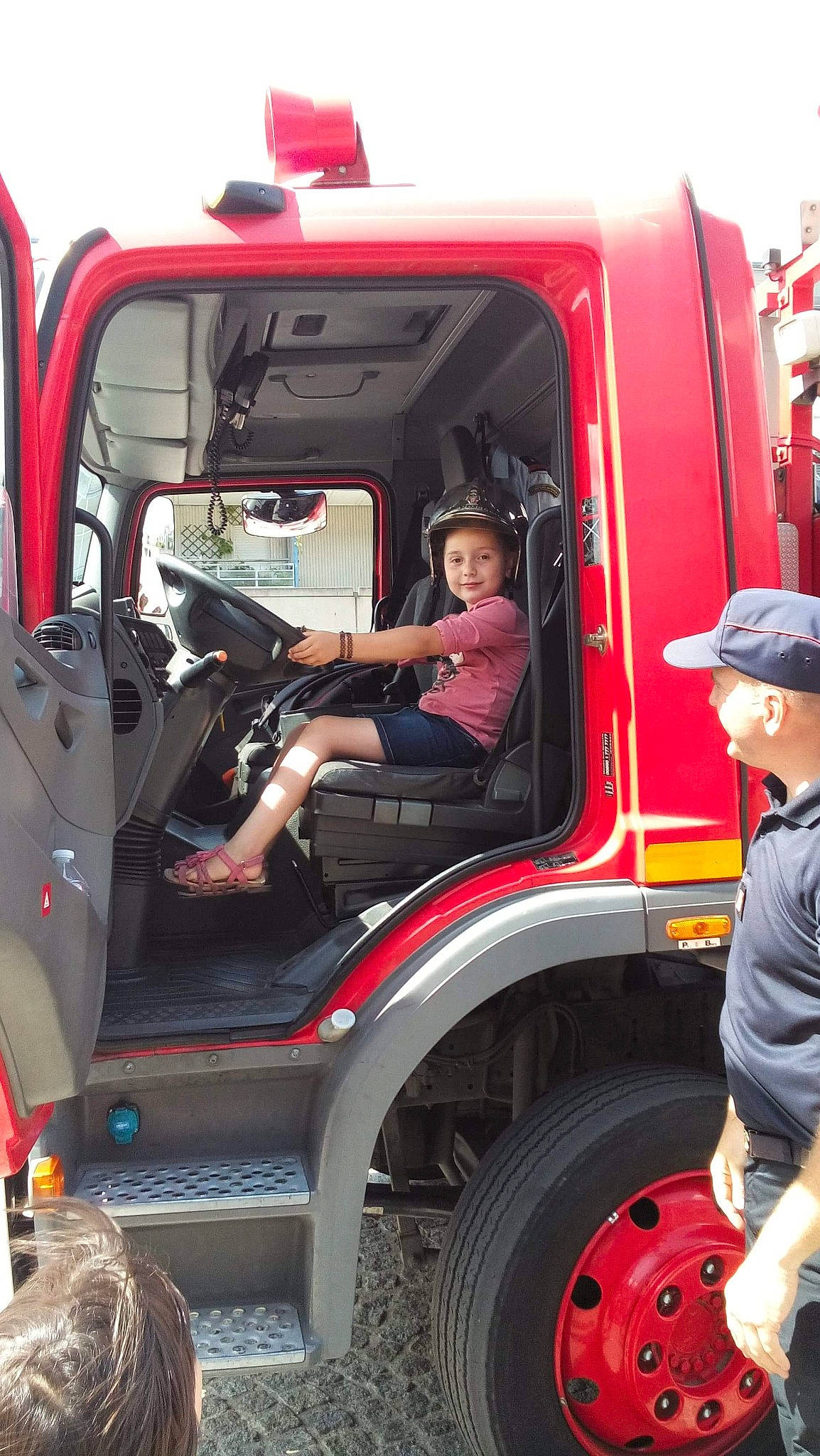 Nihal a rejoint le concours — aidez-le/la à gagner de superbes lots ! auto_part, automotive_exterior, automotive_tire, automotive_wheel_system, automotive_window_part, baseball_cap, bumper, cap, emergency_service, fender, headwear, job, joy, mode_of_transport, motor_vehicle, person, service, synthetic_rubber, transport, tread