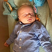 Milo a rejoint le concours — aidez-le/la à gagner de superbes lots ! baby, blanket, blue_shirt, button_up_shirt, child, cozy, cute, indoor, infant, light, nap, peaceful, plush_toy, portrait, relaxation, resting, sleeping, soft_toys, white_pants, young_child