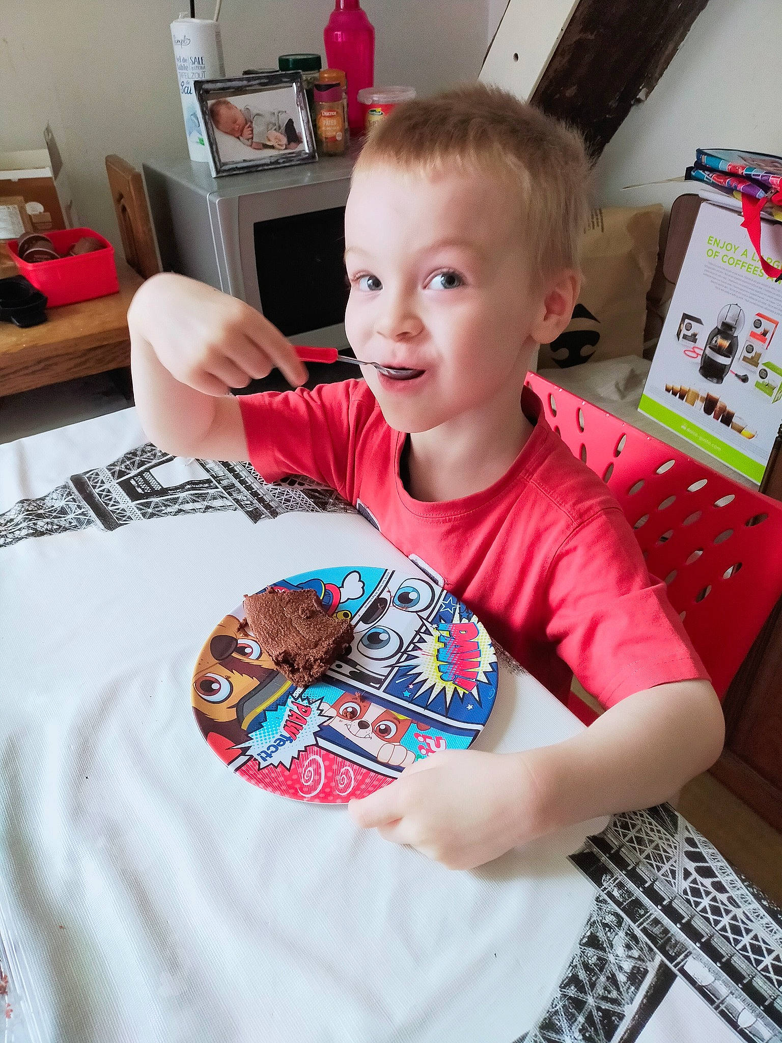 Cyril participe au concours pour gagner de l'argent avec cette photo : child, person, play, sleeve, t_shirt, toddler, top