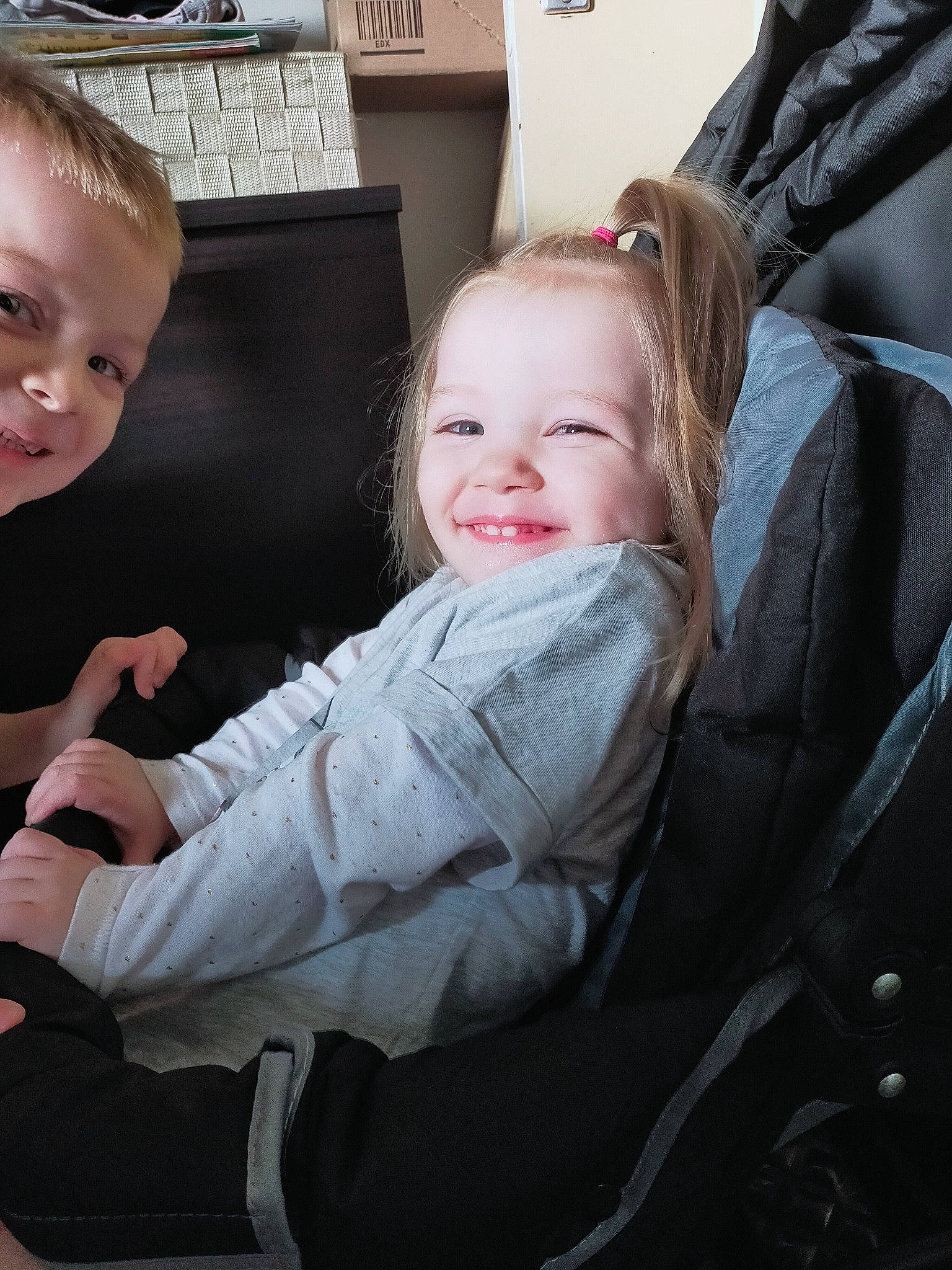Cyril participe au concours pour gagner de l'argent avec cette photo : baby, baby_carriage, baby_products, car_seat, cheek, child, comfort, eye, face, family, head, joy, lap, people, person, product, sibling, sitting, skin, smile