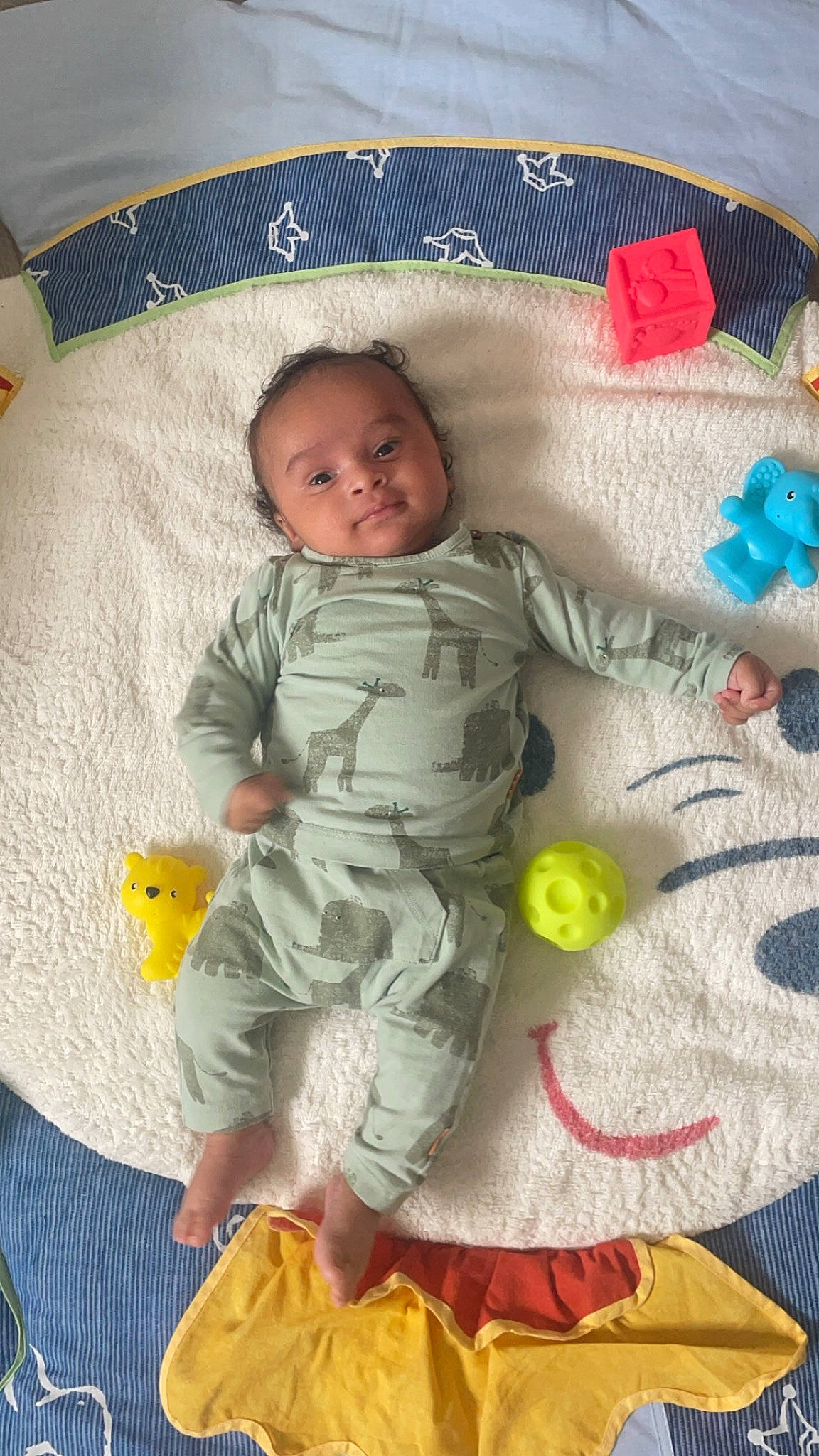 Ayden a rejoint le concours — aidez-le/la à gagner de superbes lots ! baby, baby_products, baby_safety, baby_toddler_clothing, baby_toys, bedtime, cheek, child, comfort, fun, infant_bed, linens, person, play, room, skin, smile, textile, toddler, toy