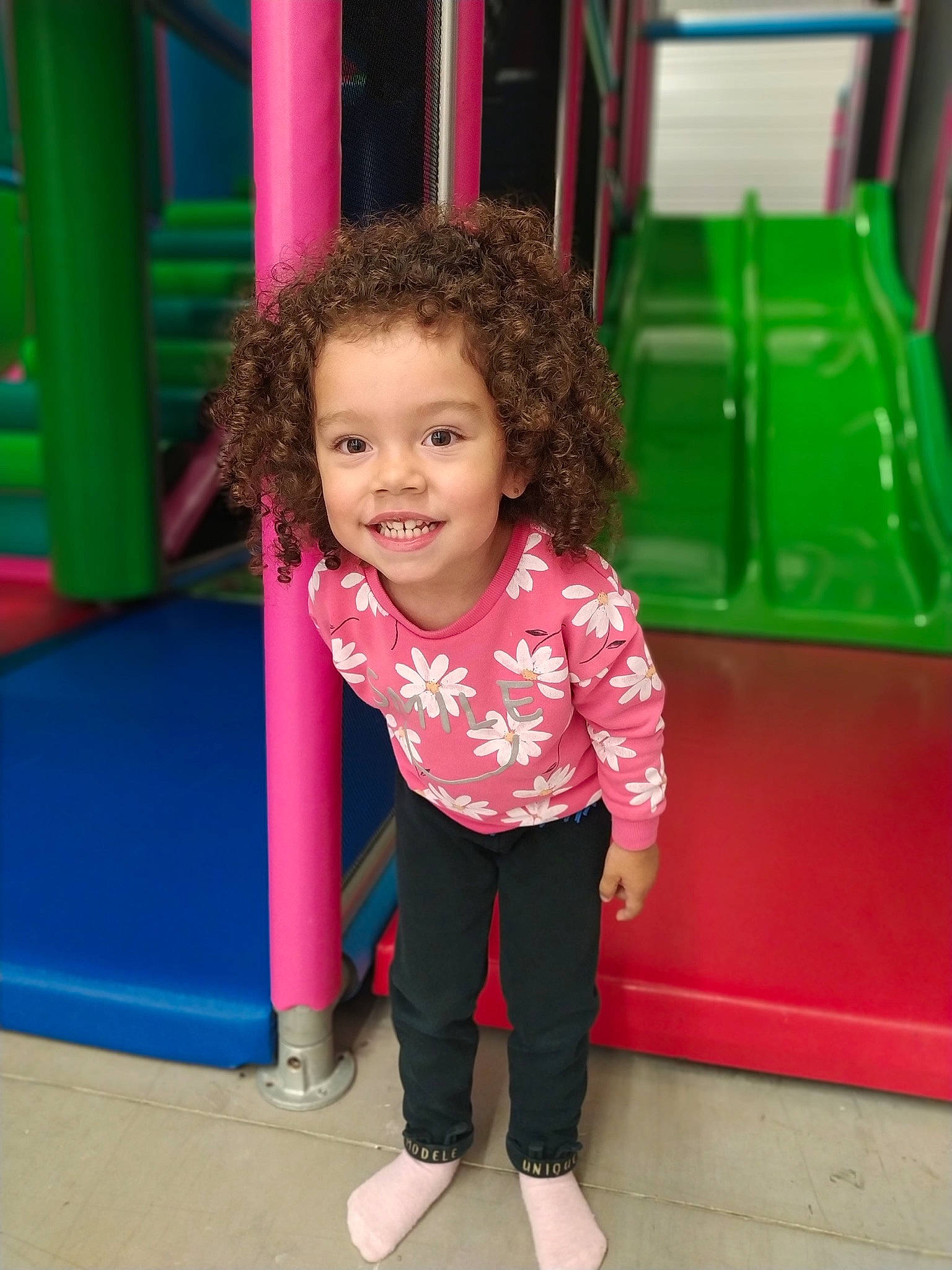 Chloé a rejoint le concours — aidez-le/la à gagner de superbes lots ! baby_toddler_clothing, child, chute, city, fun, green, happy, joy, leisure, magenta, outdoor_play_equipment, person, pink, play, playground, playground_slide, recreation, red, sleeve, smile