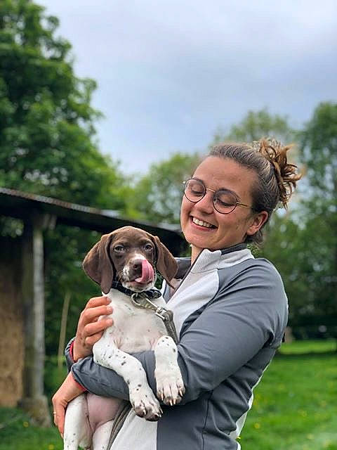 Rubis participe au concours pour gagner de l'argent avec cette photo : brown_hair, canidae, carnivore, collar, companion_dog, dog, dog_breed, happy, jewellery, leash, love, mammal, people_in_nature, pointing_breed, portrait_photography, sporting_group, tooth, vertebrate, working_animal, working_dog