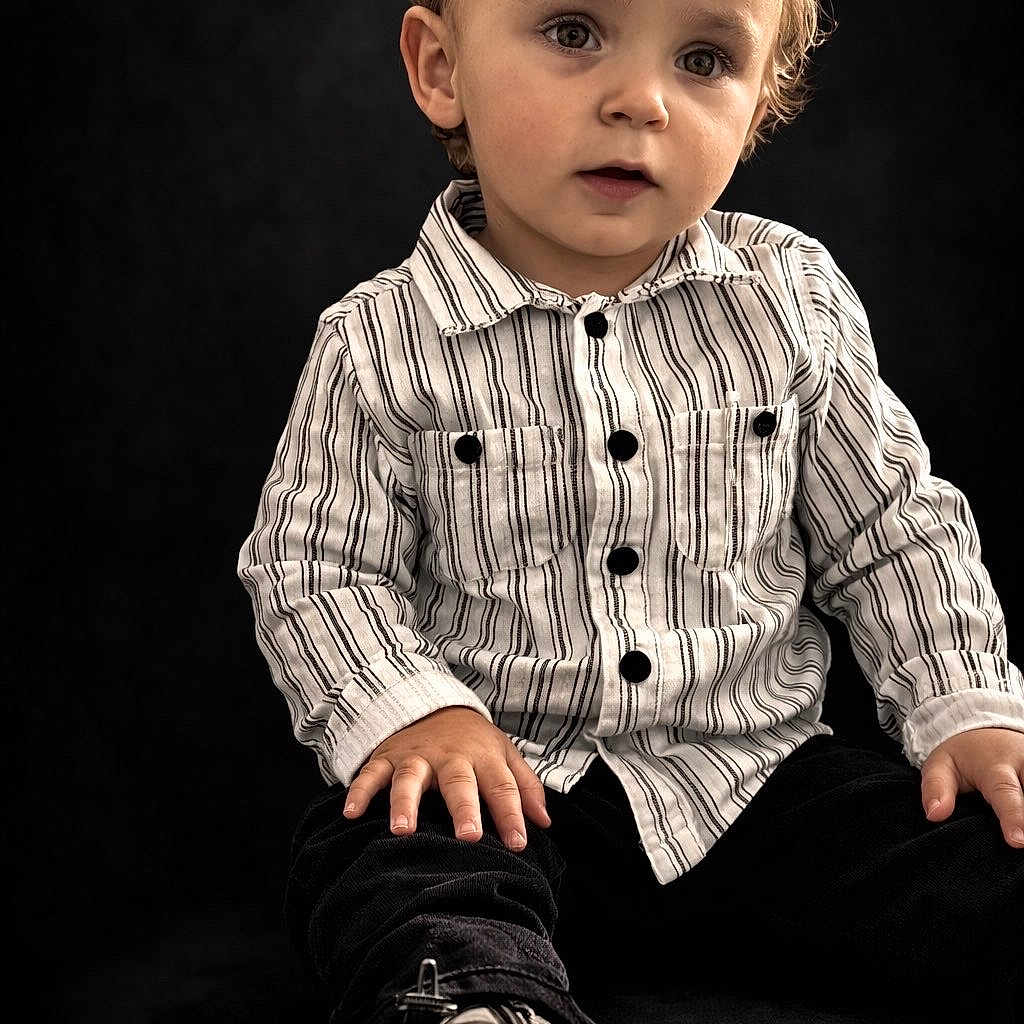 Maëlan a rejoint le concours — aidez-le/la à gagner de superbes lots ! toddler, child, portrait, striped_shirt, black_pants, shoe, sole, sitting, curious_eyes, indoor, studio, fashion, cute, young_child, hands, face, clothing, footwear, expression, background