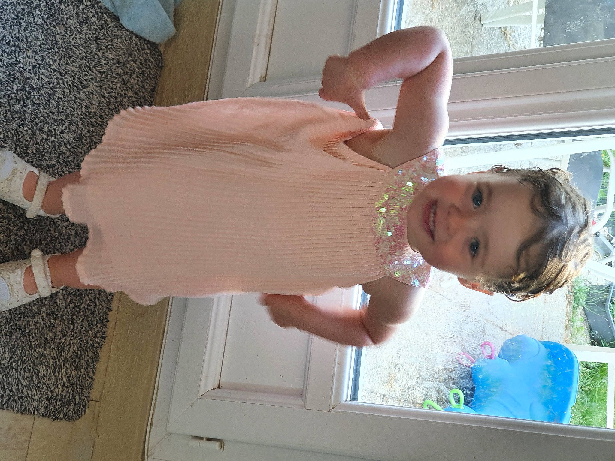 Camille participe au concours pour gagner de l'argent avec cette photo : baby_toddler_clothing, dress, elbow, finger, fun, gesture, happy, head, house, human_body, human_leg, joint, joy, person, shoulder, smile, thigh, thumb, toddler, waist