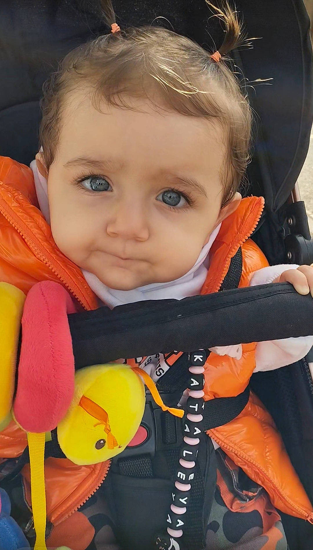 Kataleya participe au concours pour gagner de l'argent avec cette photo : baby, baby_carriage, baby_products, baby_toddler_clothing, cheek, child, chin, eyebrow, face, facial_expression, fun, happy, head, iris, mouth, nose, orange, person, product, sleeve