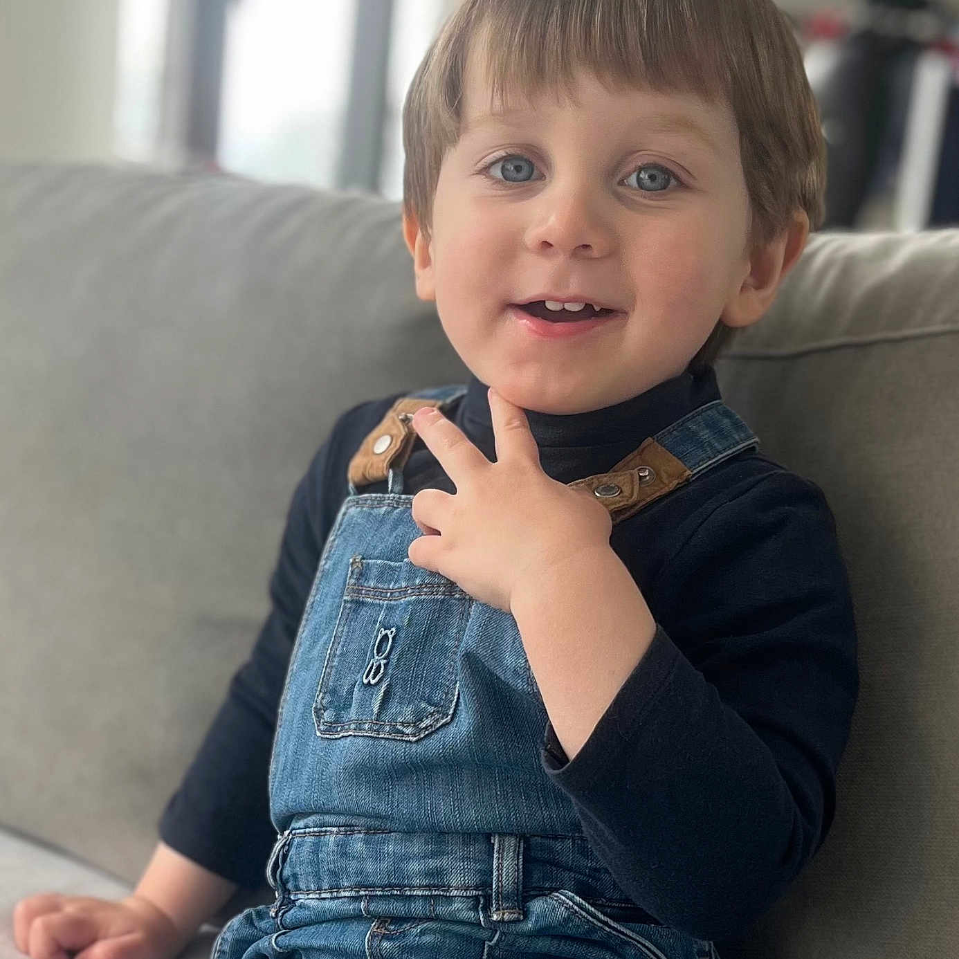 Loys participe au concours pour gagner de l'argent avec cette photo : bodypart, boy, brownhair, child, clothing, couch, face, finger, furniture, hand, happy, head, jeans, male, pants, person, photography, portrait, sitting, smile