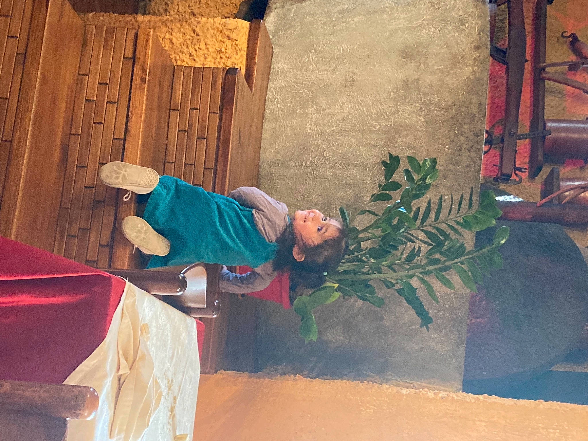 Giulia participe au concours pour gagner de l'argent avec cette photo : adaptation, child, floral_design, fun, landscape, leisure, person, plant, room, shadow, sitting, street, t_shirt, temple, textile, tints_and_shades, vacation, visual_arts, wall, wood