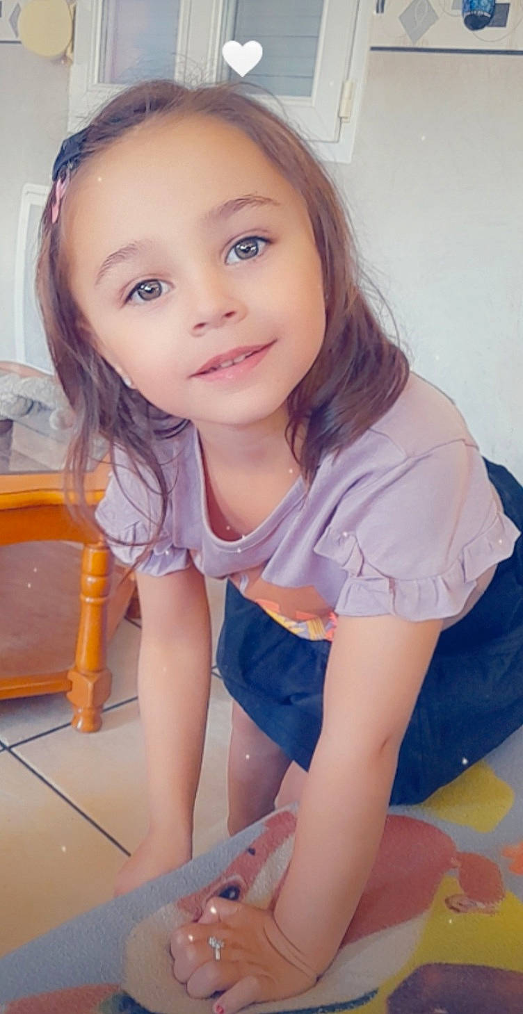 Lyllas participe au concours pour gagner de l'argent avec cette photo : arm, cheek, eye, face, facial_expression, hair, hairstyle, happy, head, human_body, iris, joy, mouth, neck, person, shorts, shoulder, skin, sleeve, smile