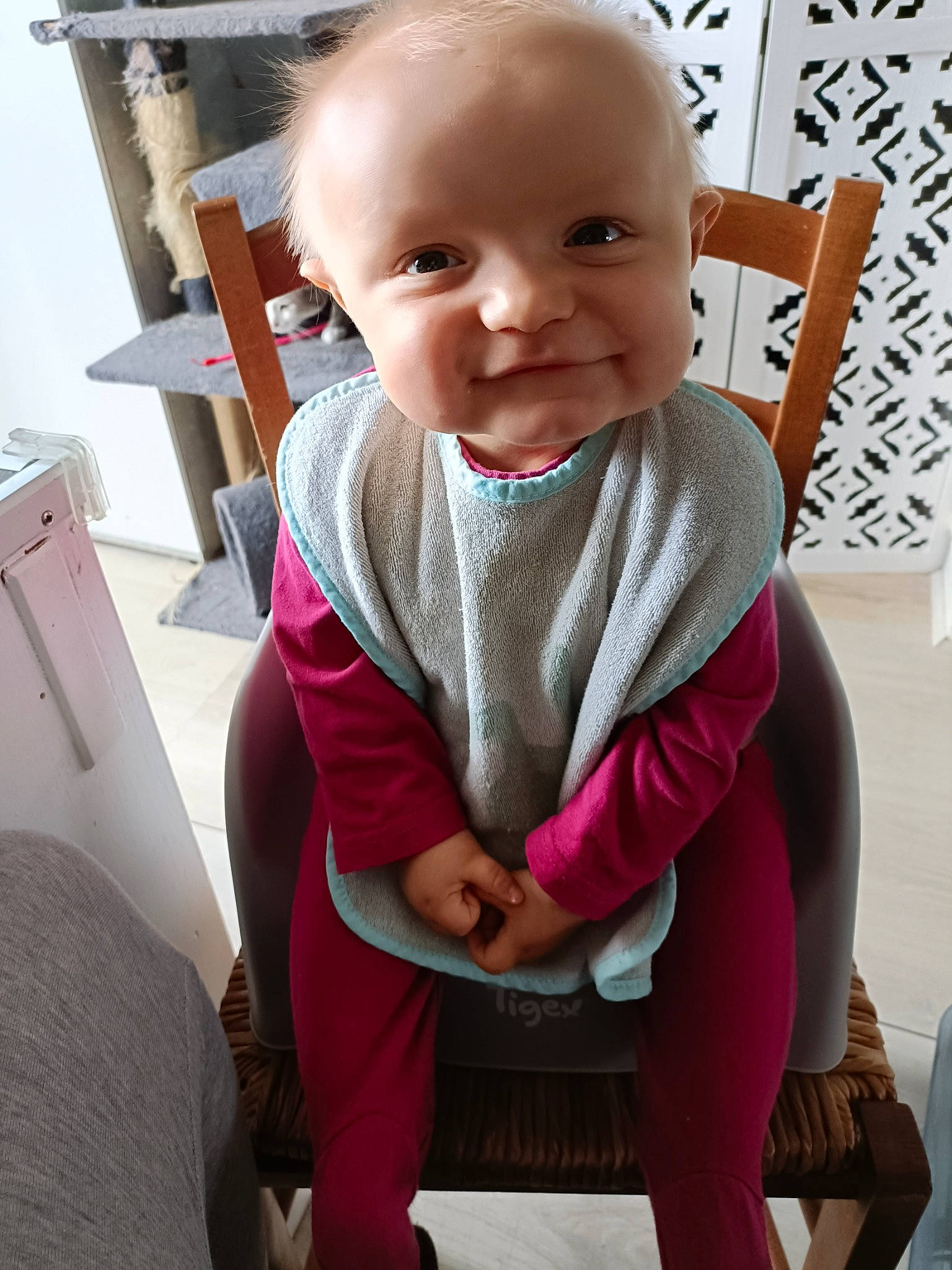 Louna a rejoint le concours — aidez-le/la à gagner de superbes lots ! baby, baby_toddler_clothing, chair, cheek, chin, comfort, dress, eye, happy, head, iris, joint, lip, neck, nose, person, sitting, skin, sleeve, smile