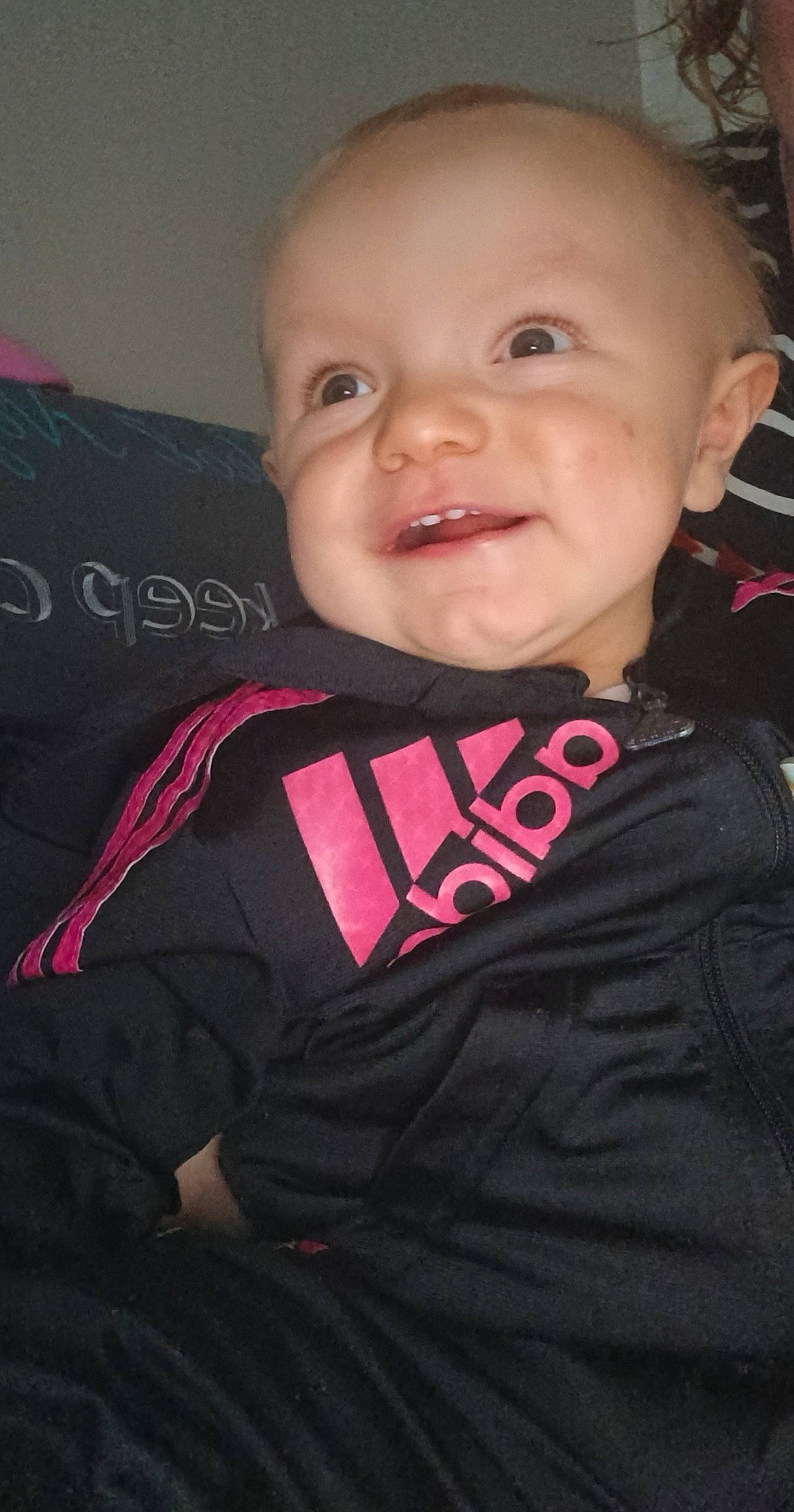 Louna participe au concours pour gagner de l'argent avec cette photo : baby, baby_toddler_clothing, cheek, child, chin, comfort, eye, eyebrow, finger, flash_photography, happy, iris, lip, magenta, neck, person, skin, sleeve, smile, t_shirt