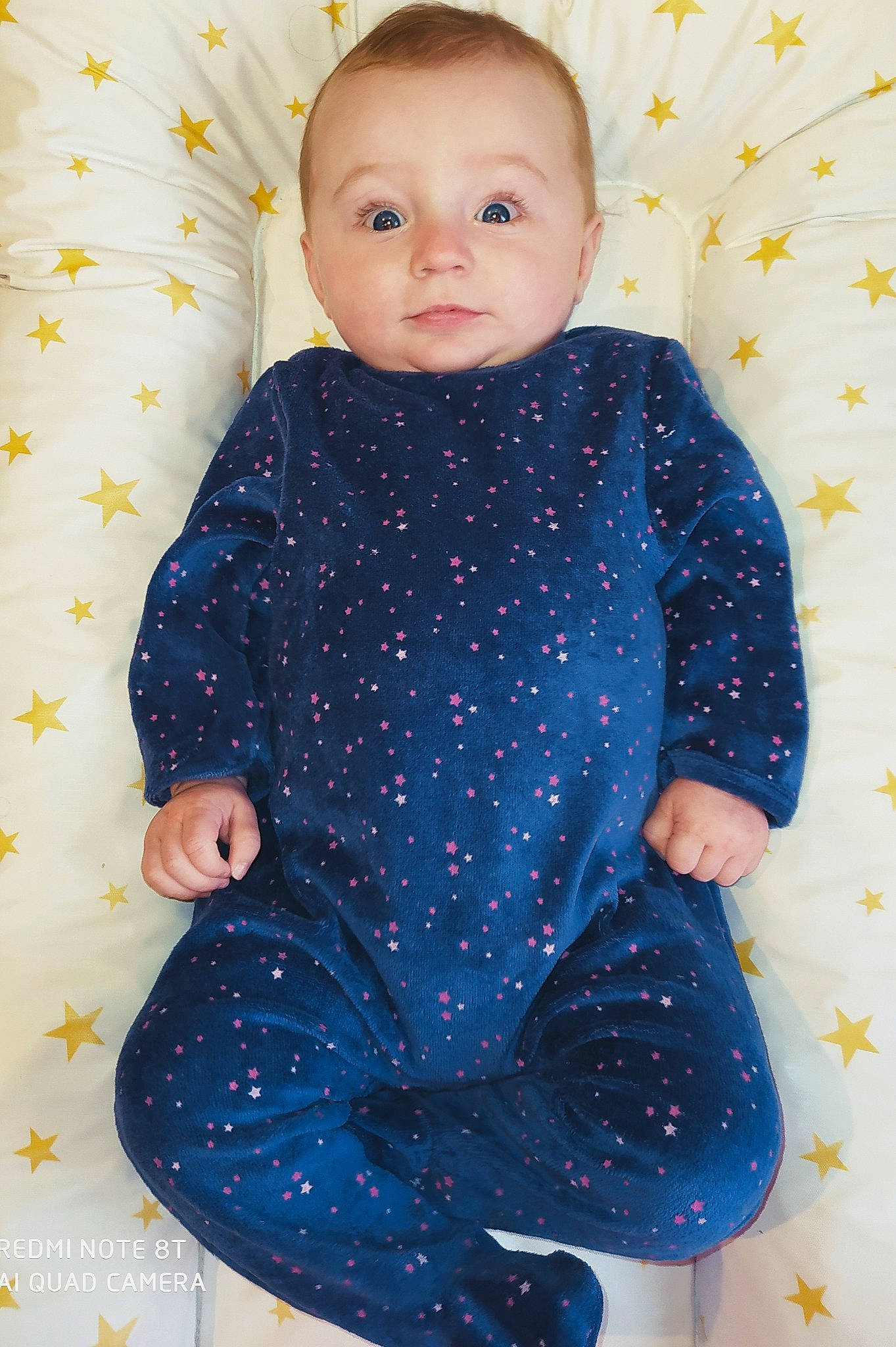 Jodie a rejoint le concours — aidez-le/la à gagner de superbes lots ! baby, baby_products, baby_toddler_clothing, blue, child, pattern, person, product, sitting, sleeve, smile, toddler