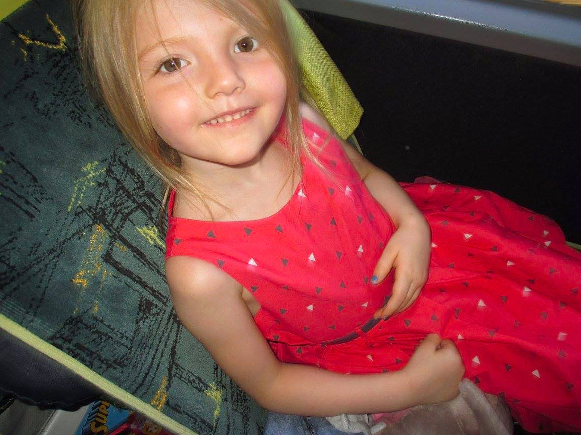 Anelya a rejoint le concours — aidez-le/la à gagner de superbes lots ! beauty, blond, child, dress, facial_expression, girl, hair, hairstyle, hand, human_positions, infant, joy, lady, mouth, organ, person, red, skin, smile, toddler