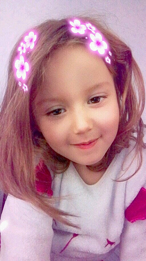 Alexia a rejoint le concours — aidez-le/la à gagner de superbes lots ! beauty, blond, child, clothing, eye, face, facial_expression, girl, hair, hairstyle, head, joy, mouth, nose, organ, person, photography, pink, purple, skin