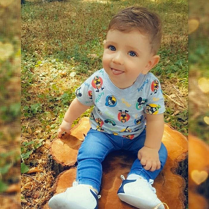 Enzo a rejoint le concours — aidez-le/la à gagner de superbes lots ! baby, baby_toddler_clothing, beauty, child, child_model, cool, denim, footwear, happy, jeans, joy, leaf, people, person, photography, play, shoe, sitting, smile, t_shirt