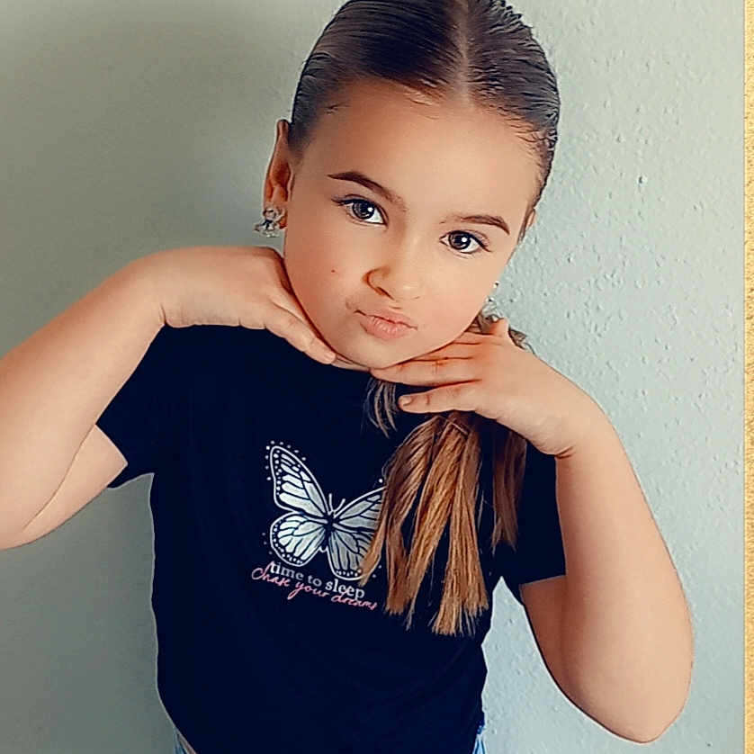 Ciara participe au concours pour gagner de l'argent avec cette photo : accessories, bodypart, clothing, face, female, finger, girl, hair, hand, happy, head, jeans, pants, person, photography, portrait, sleeve, smile, t_shirt, teen