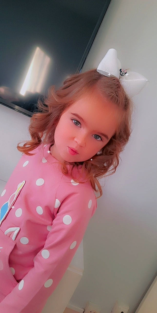 Ciara a rejoint le concours — aidez-le/la à gagner de superbes lots ! baby_toddler_clothing, blond, brown_hair, chin, dress, eye, eyelash, face, hair, happy, head, iris, lip, long_hair, magenta, person, pink, skin, sleeve, toddler
