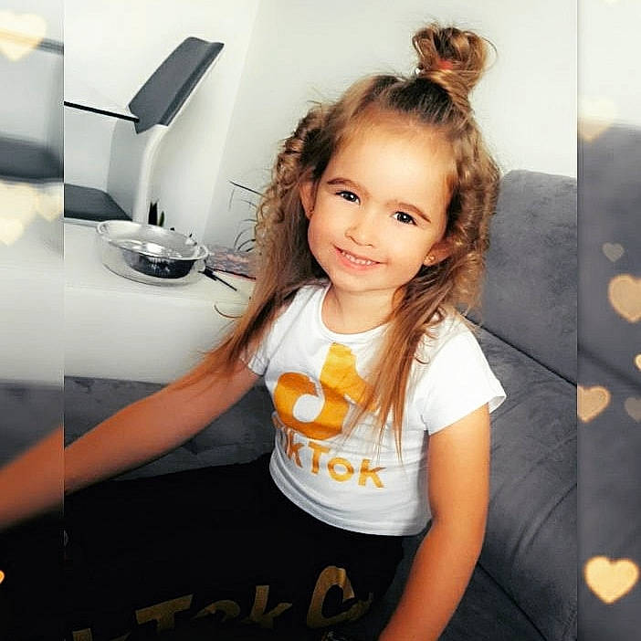 Ciara participe au concours pour gagner de l'argent avec cette photo : arm, beauty, black_hair, brown_hair, child, child_model, ear, hair, hairstyle, happy, joy, long_hair, neck, person, photography, smile, t_shirt, toddler