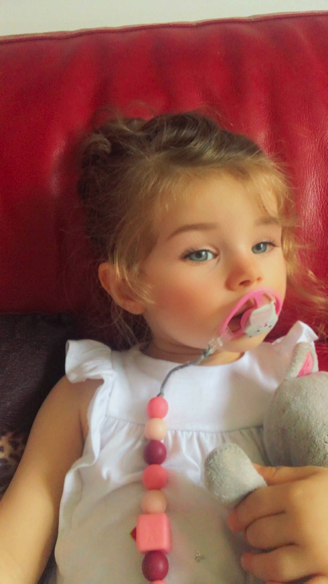 Emma a rejoint le concours — aidez-le/la à gagner de superbes lots ! baby, baby_toddler_clothing, beauty, cheek, dress, eye, eyebrow, eyelash, gesture, hair, happy, iris, lip, nail, nose, person, pink, skin, thumb, toddler