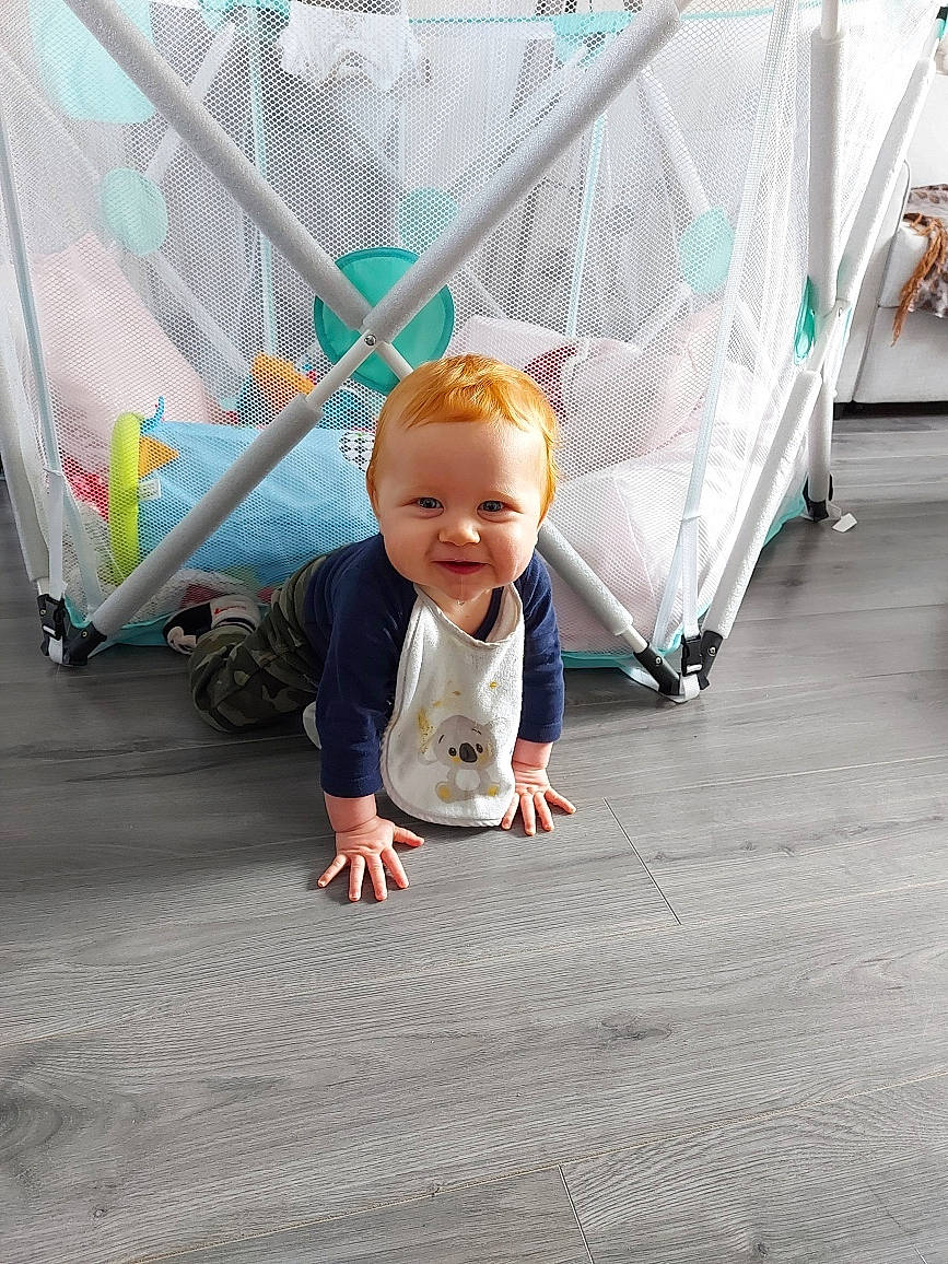 Evan a rejoint le concours — aidez-le/la à gagner de superbes lots ! baby, baby_carriage, baby_toddler_clothing, child, dress, flooring, fun, grass, happy, leg, leisure, person, public_space, road_surface, sidewalk, skin, smile, standing, toddler, tree