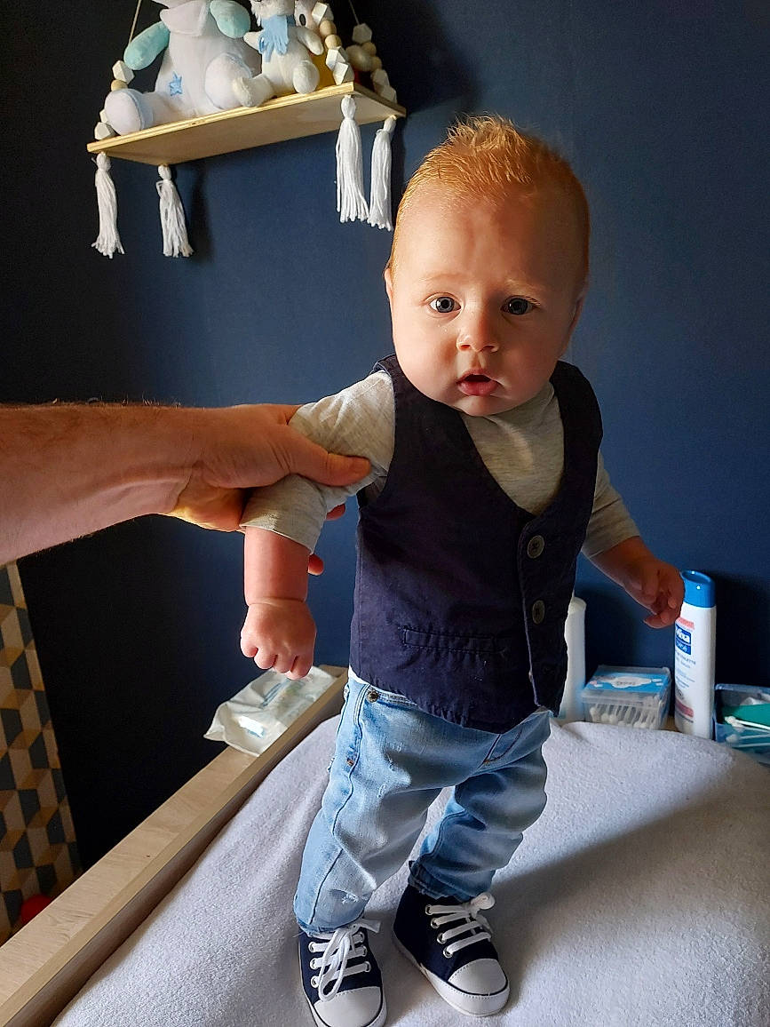 Evan participe au concours pour gagner de l'argent avec cette photo : baby, baby_toddler_clothing, blue, child, elbow, finger, flooring, fun, gesture, happy, human_leg, joint, knee, leg, organ, person, sleeve, t_shirt, thumb, toddler
