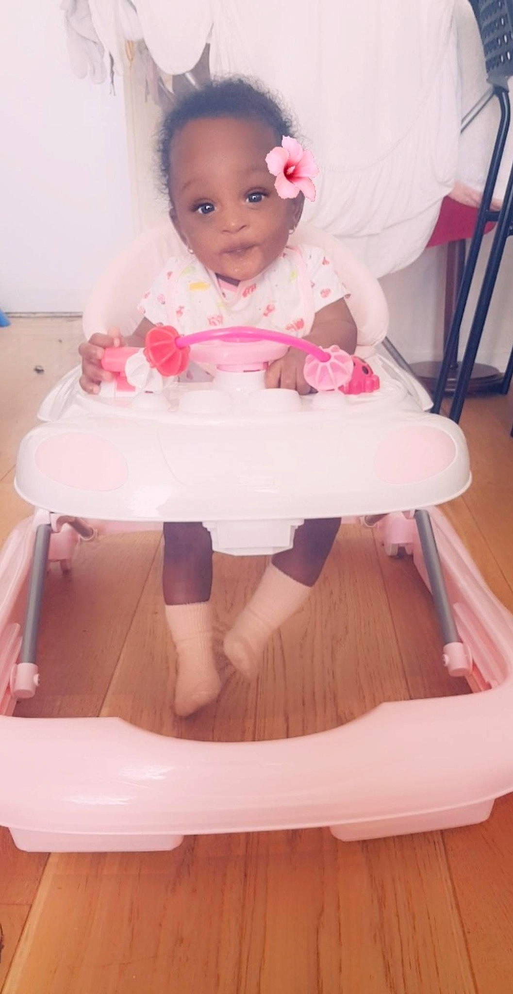 Jahlylia participe au concours pour gagner de l'argent avec cette photo : baby, baby_products, cake, child, fondant, furniture, person, pink, product, sugar_paste, toddler