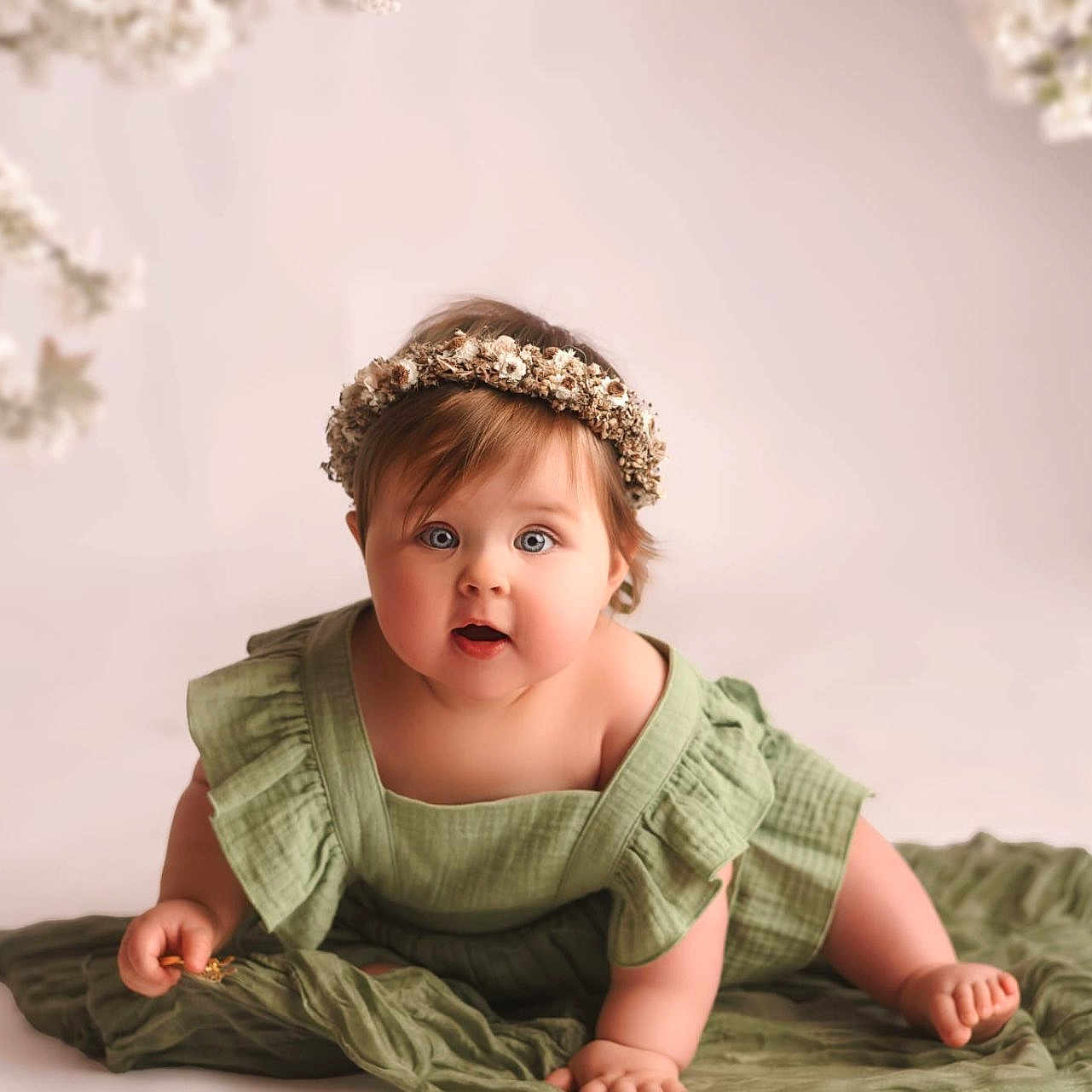 Emma participe au concours pour gagner de l'argent avec cette photo : baby, babycrawling, cartoon, clothing, crawling, dress, face, flower, happy, head, person, photography, plant, portrait, sitting, sleeve, smile