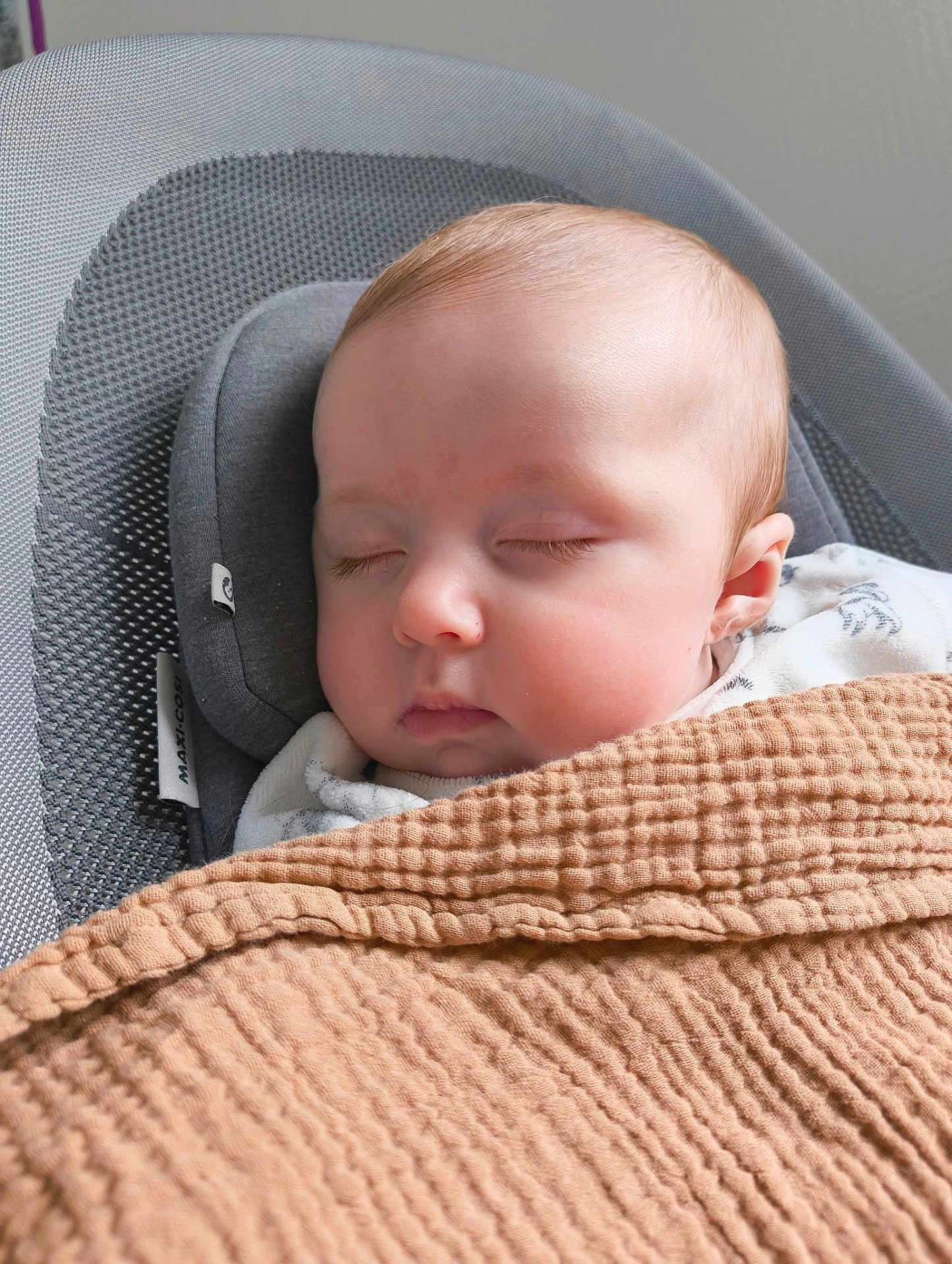 Laura a rejoint le concours — aidez-le/la à gagner de superbes lots ! baby, infant, sleeping, blanket, car_seat, headrest, face, closed_eyes, rosy_cheeks, eyelashes, swaddle, cozy, portrait, soft_texture, fabric, newborn, peaceful, resting, indoor, bouncer