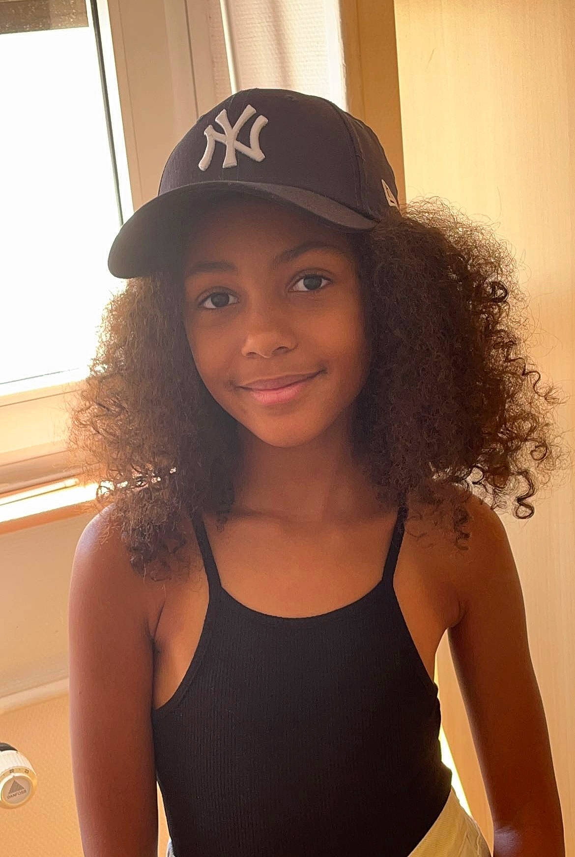 Hanna participe au concours pour gagner de l'argent avec cette photo : active_tank, black_hair, camisoles, chin, clothing, cool, eye, eyebrow, eyelash, flash_photography, hair, hat, joint, joy, lip, neck, person, shoulder, sleeve, smile