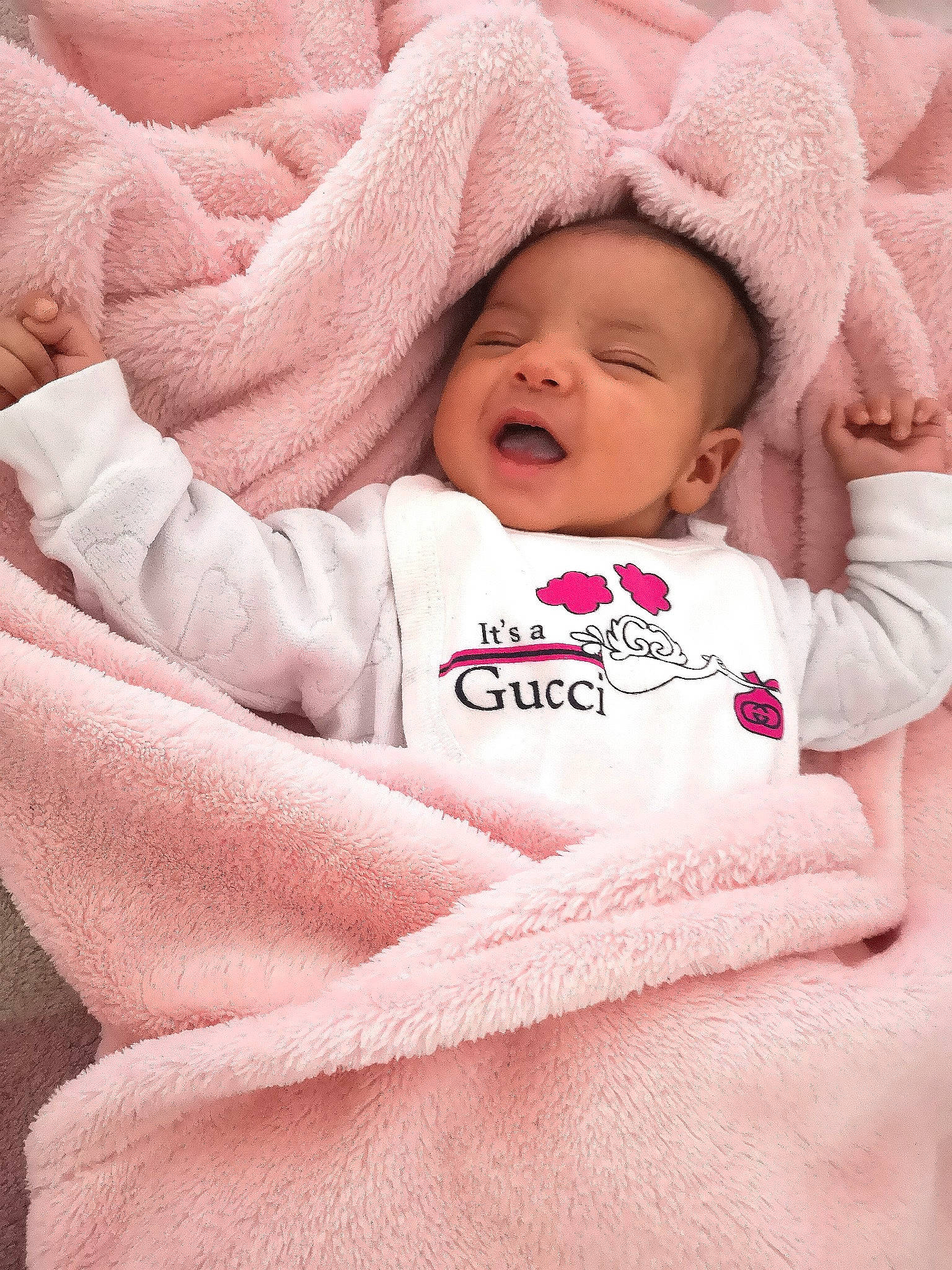 Tasnim a rejoint le concours — aidez-le/la à gagner de superbes lots ! baby, baby_products, baby_sleeping, baby_toddler_clothing, bedding, bedtime, blanket, cheek, child, linens, person, pink, product, skin, smile, textile, toddler