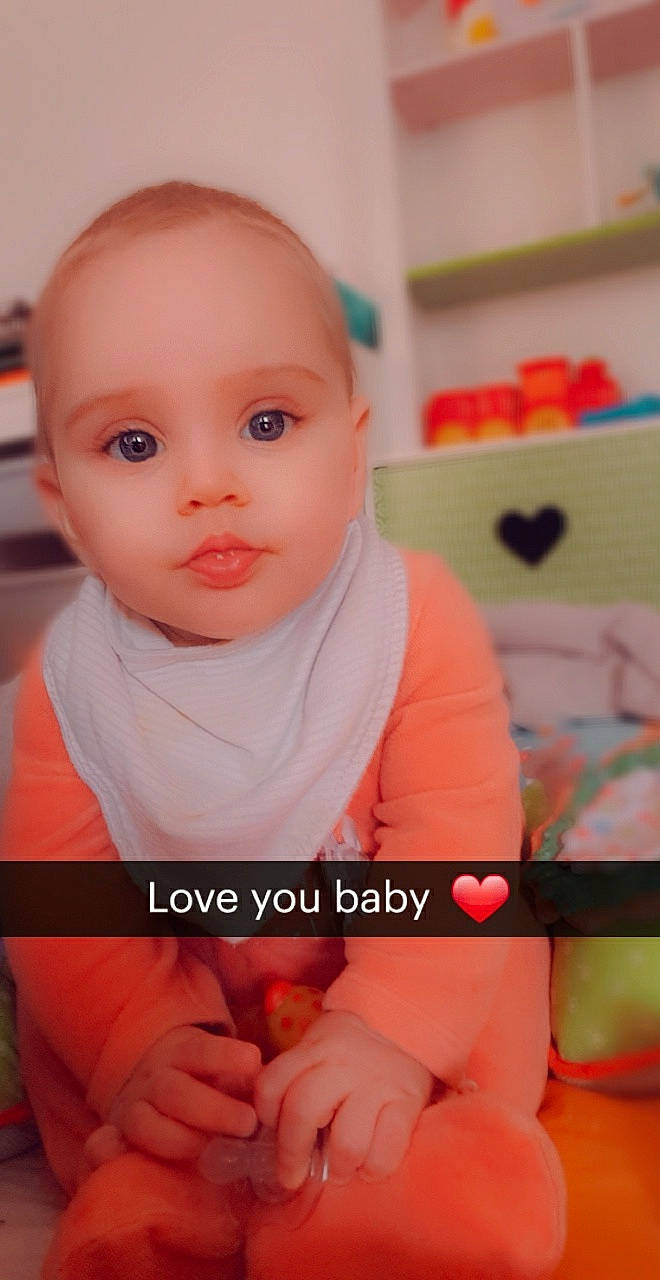 Elyna participe au concours pour gagner de l'argent avec cette photo : baby, cheek, child, face, finger, lip, nose, person, photo_caption, skin, smile, thumb, toddler