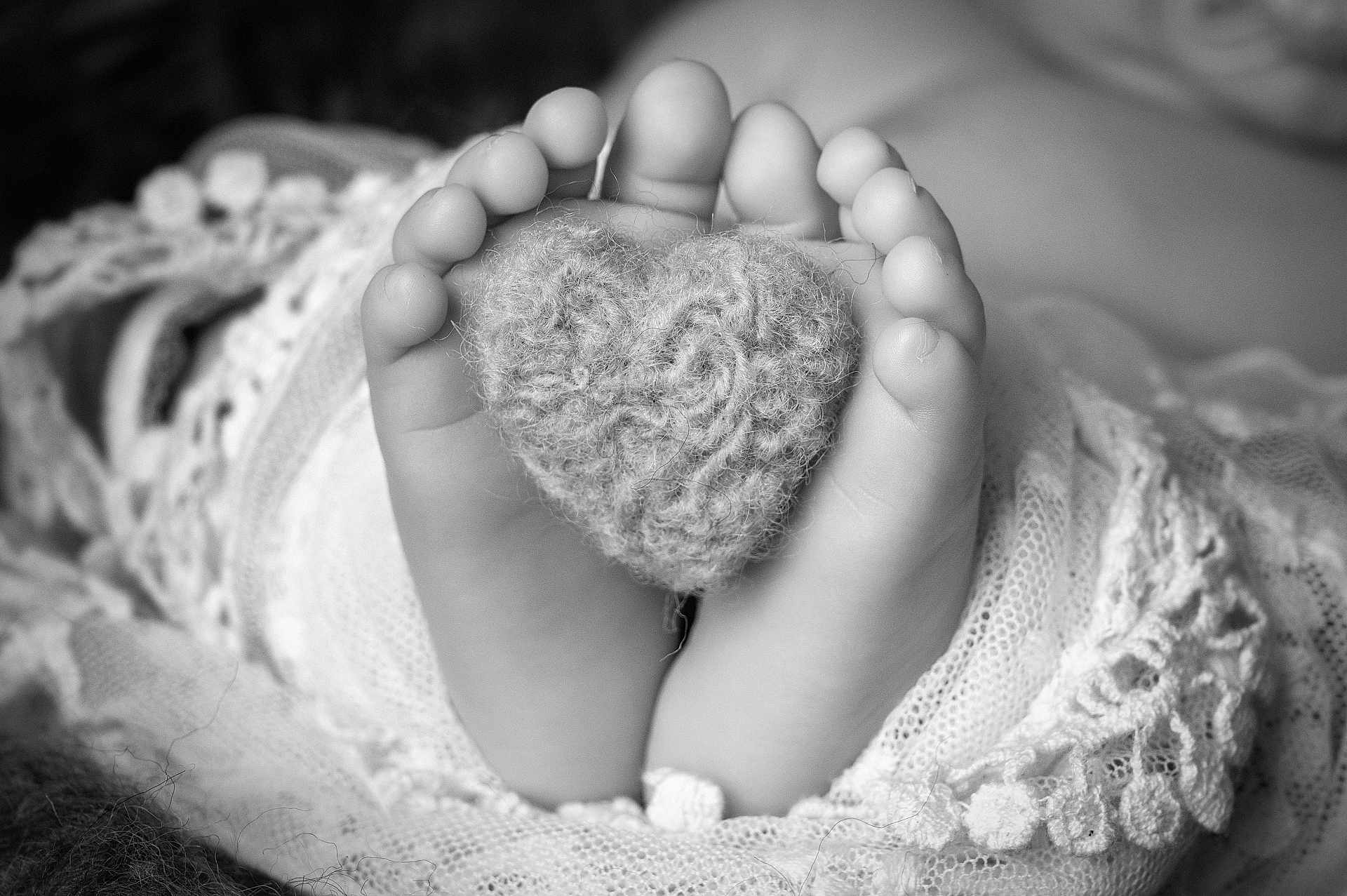 Adele Rocard participe au concours pour gagner de l'argent avec cette photo : baby, baby_feet, black_and_white, close_up, cozy, cute, delicate, fabric, foot, heart, infant, knitted_heart, lace, love, newborn, small_toes, soft_texture, tenderness, warm, wrapped