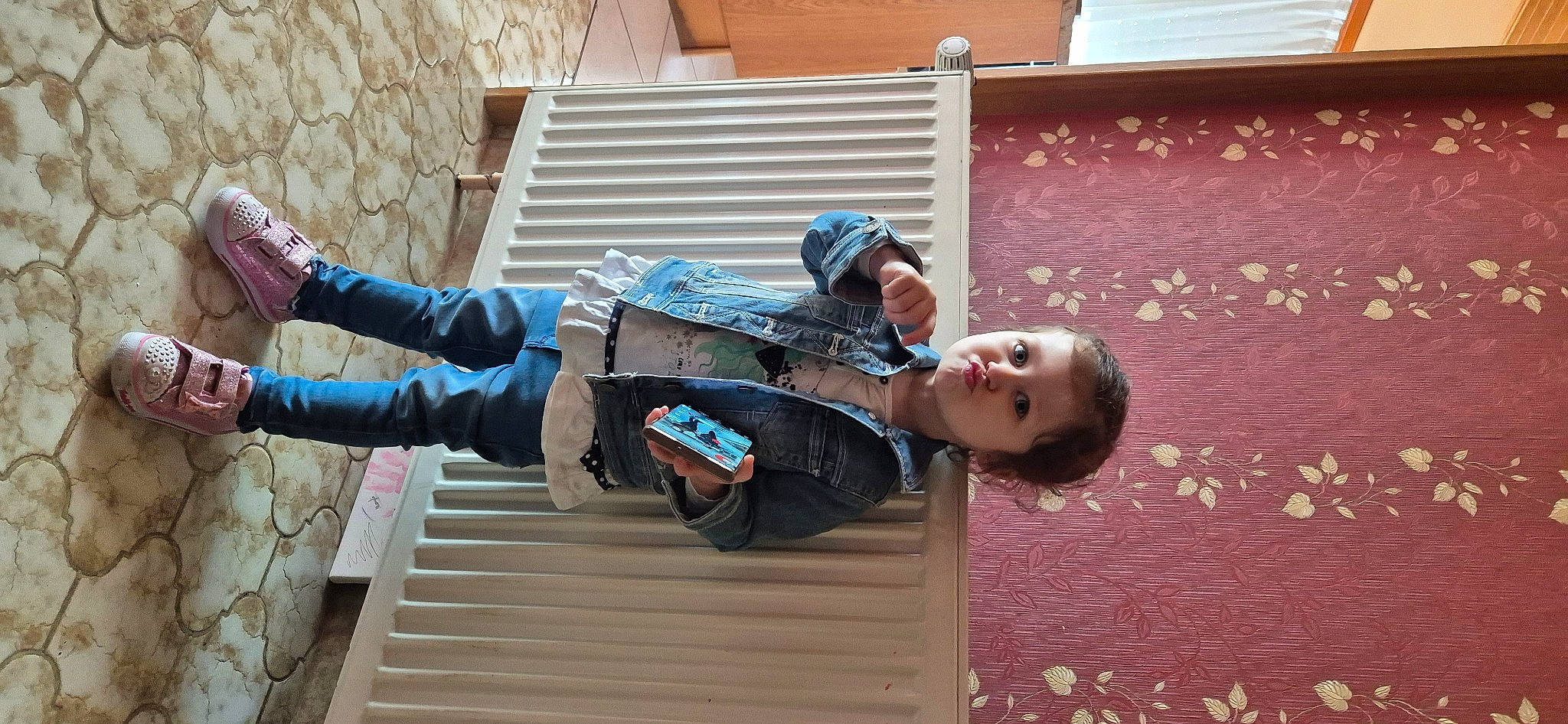 Emma a rejoint le concours — aidez-le/la à gagner de superbes lots ! boot, child, costume, denim, electric_blue, eyewear, fun, glove, jacket, leisure, pattern, person, personal_protective_equipment, recreation, sitting, toddler, winter, wood