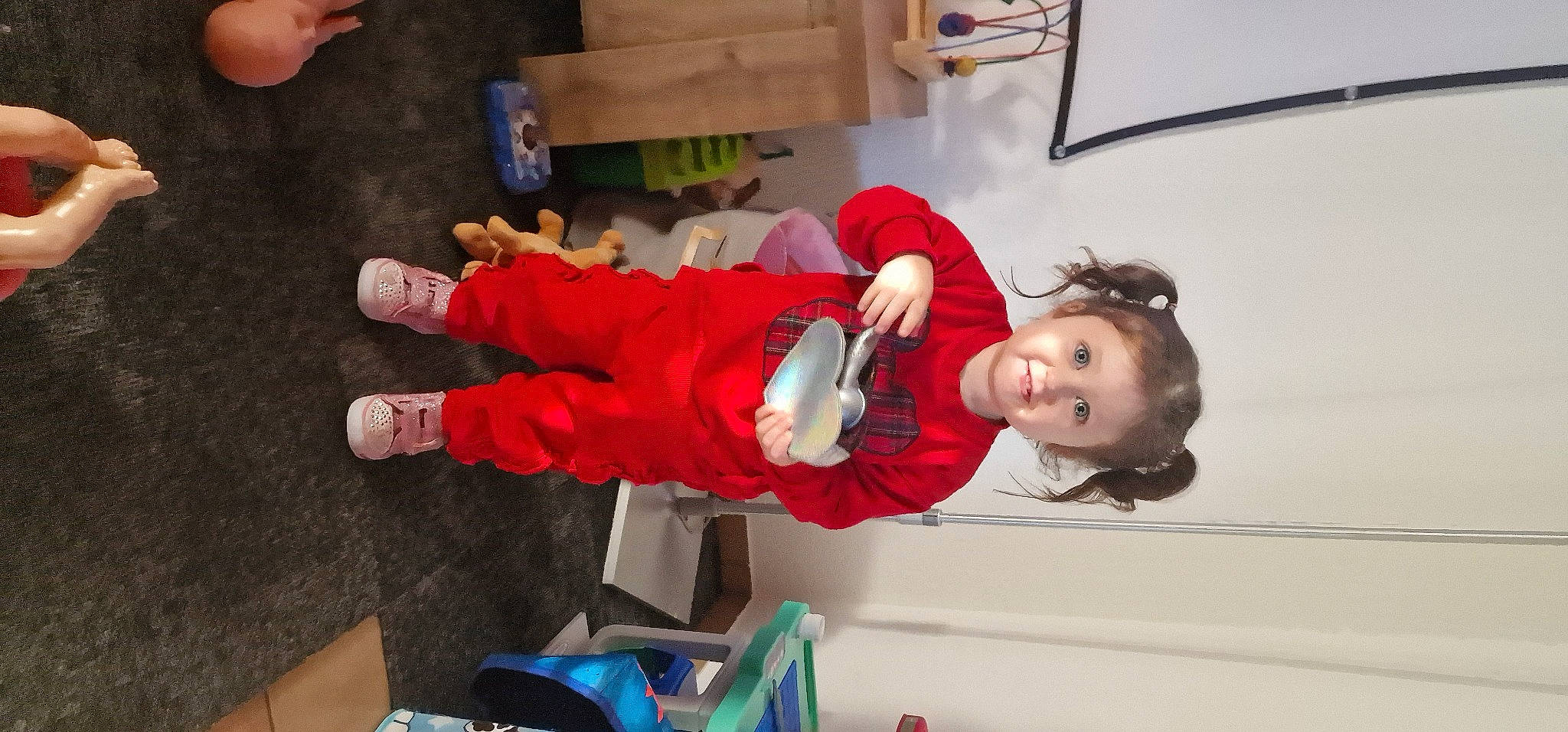 Emma participe au concours pour gagner de l'argent avec cette photo : baby, child, costume, event, fictional_character, flooring, fun, houseplant, knee, person, picture_frame, play, room, sitting, sock, toddler