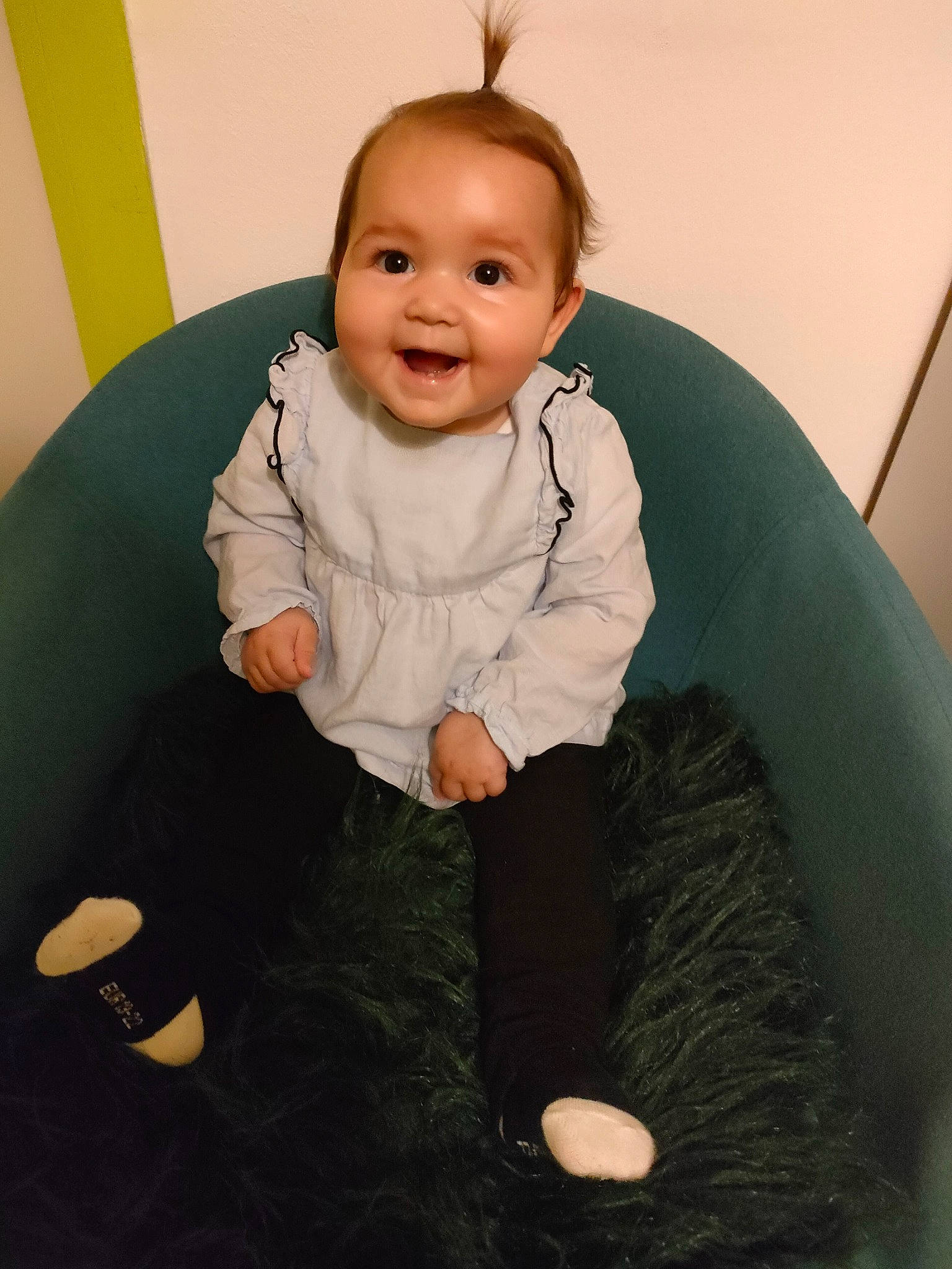 Nëya participe au concours pour gagner de l'argent avec cette photo : baby, baby_toddler_clothing, cheek, child, comfort, face, floor, flooring, fun, hairstyle, happy, head, joy, organ, person, product, sitting, skin, sleeve, smile