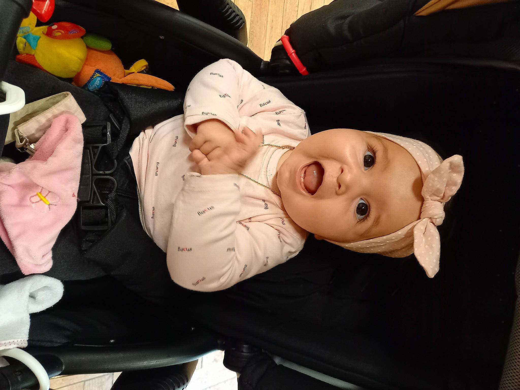 Nëya a rejoint le concours — aidez-le/la à gagner de superbes lots ! baby, baby_carriage, baby_products, baby_safety, baby_toddler_clothing, car_seat, cheek, child, comfort, fun, headwear, lap, person, room, sitting, sleeve, suit, toddler, toy, wood