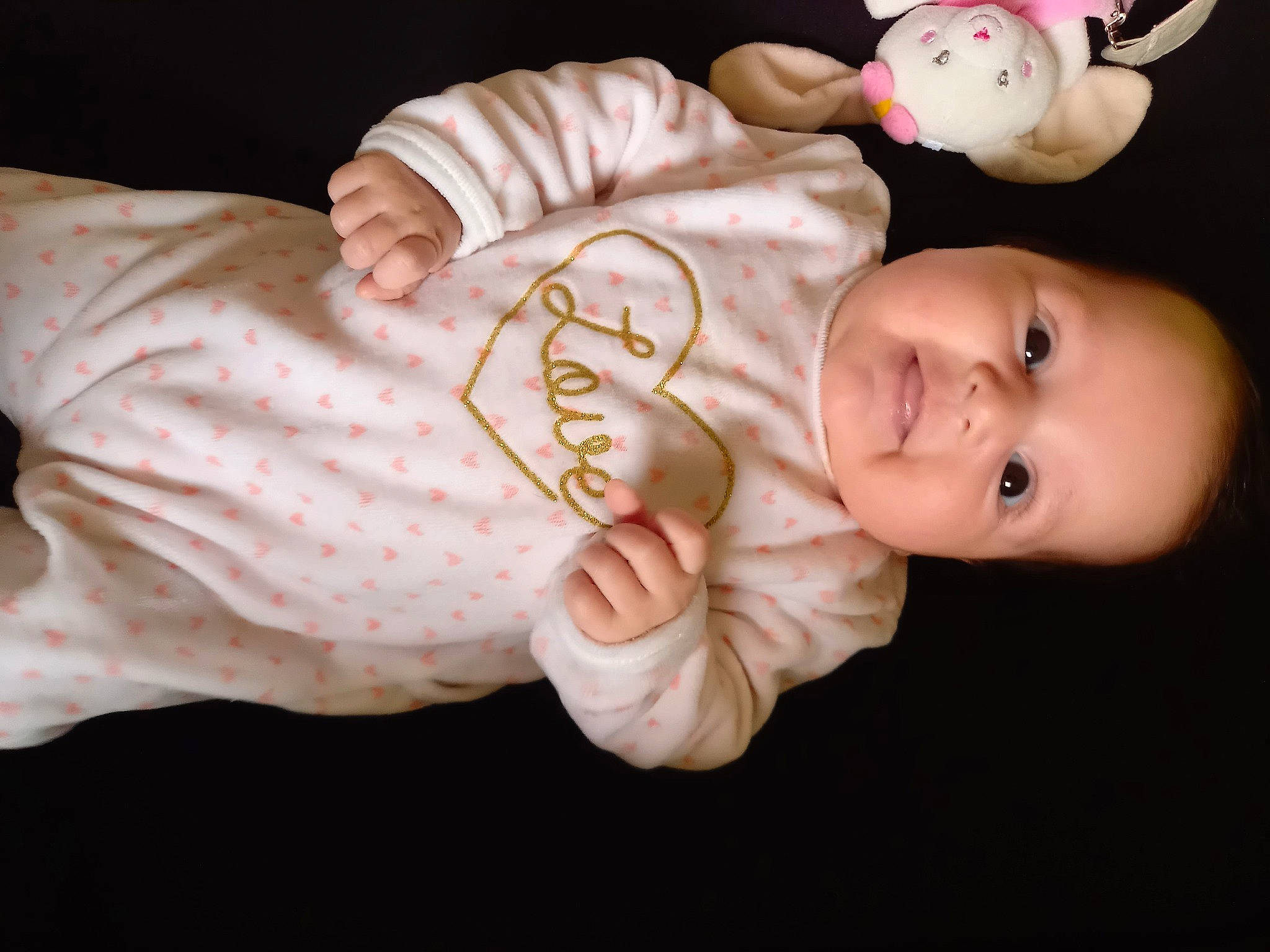 Nëya a rejoint le concours — aidez-le/la à gagner de superbes lots ! baby, baby_products, baby_toddler_clothing, baby_toys, cheek, child, ear, eyelash, fashion_accessory, finger, nose, person, sitting, skin, sleeve, thumb, toddler, toy, white, wood