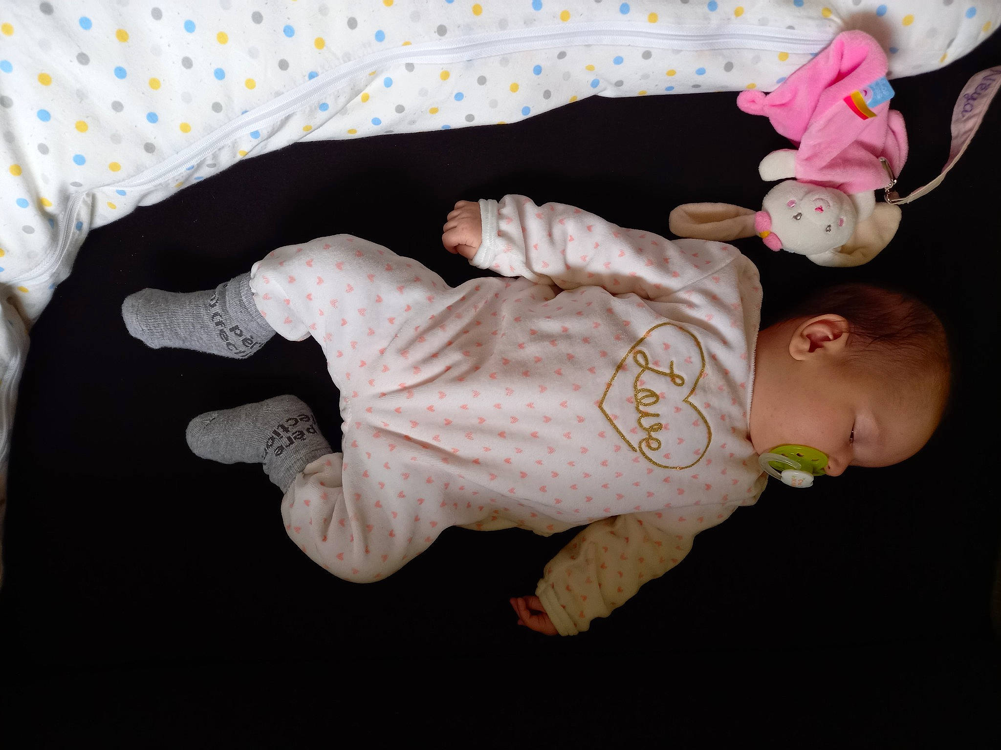 Nëya participe au concours pour gagner de l'argent avec cette photo : baby, baby_products, baby_sleeping, baby_toddler_clothing, child, comfort, costume_hat, hat, linens, pattern, person, room, sleeve, sock, toddler, wood