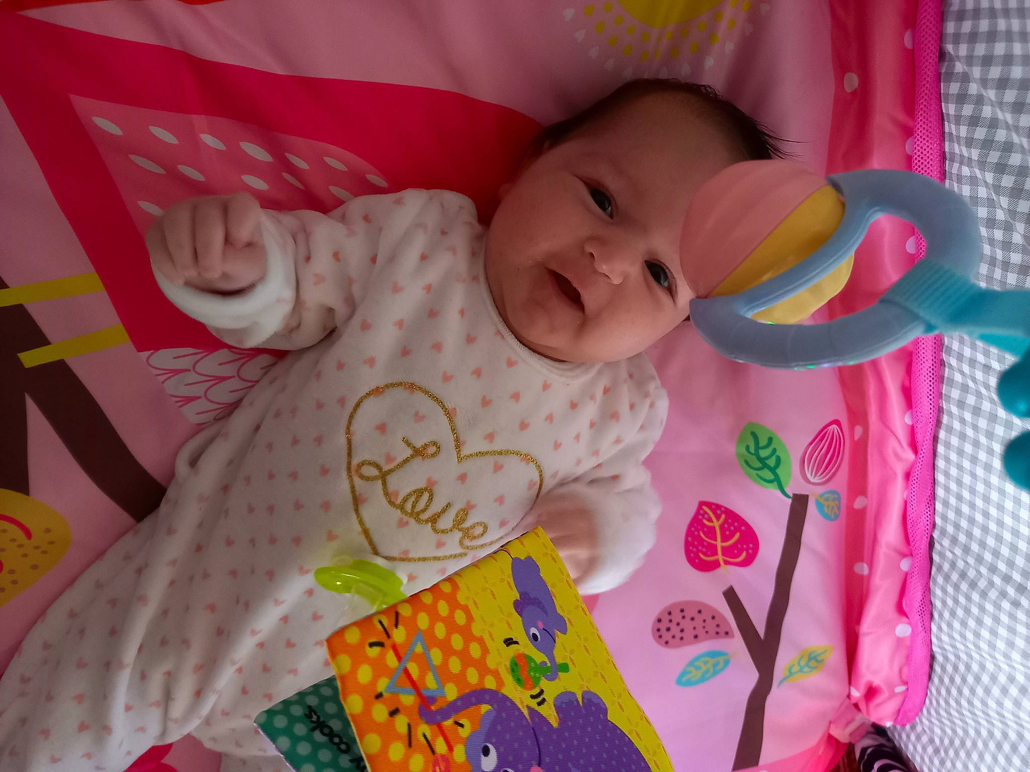 Nëya a rejoint le concours — aidez-le/la à gagner de superbes lots ! baby, baby_products, baby_safety, baby_toddler_clothing, baby_toys, cheek, child, comfort, head, linens, magenta, pattern, person, pink, room, skin, sleeve, textile, toddler